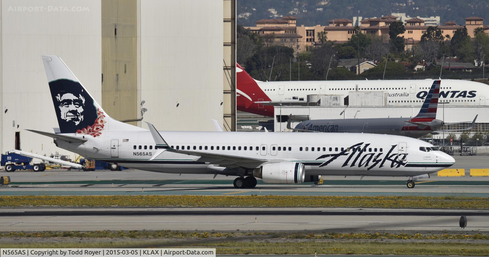 N565AS, 2006 Boeing 737-890 C/N 35181, Taxiing to gate at LAX