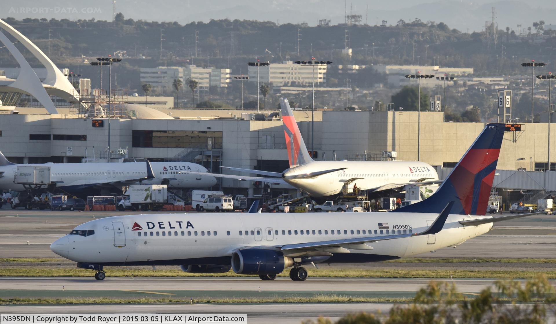 N395DN, 2000 Boeing 737-832 C/N 30773, Arrived at LAX on 25L