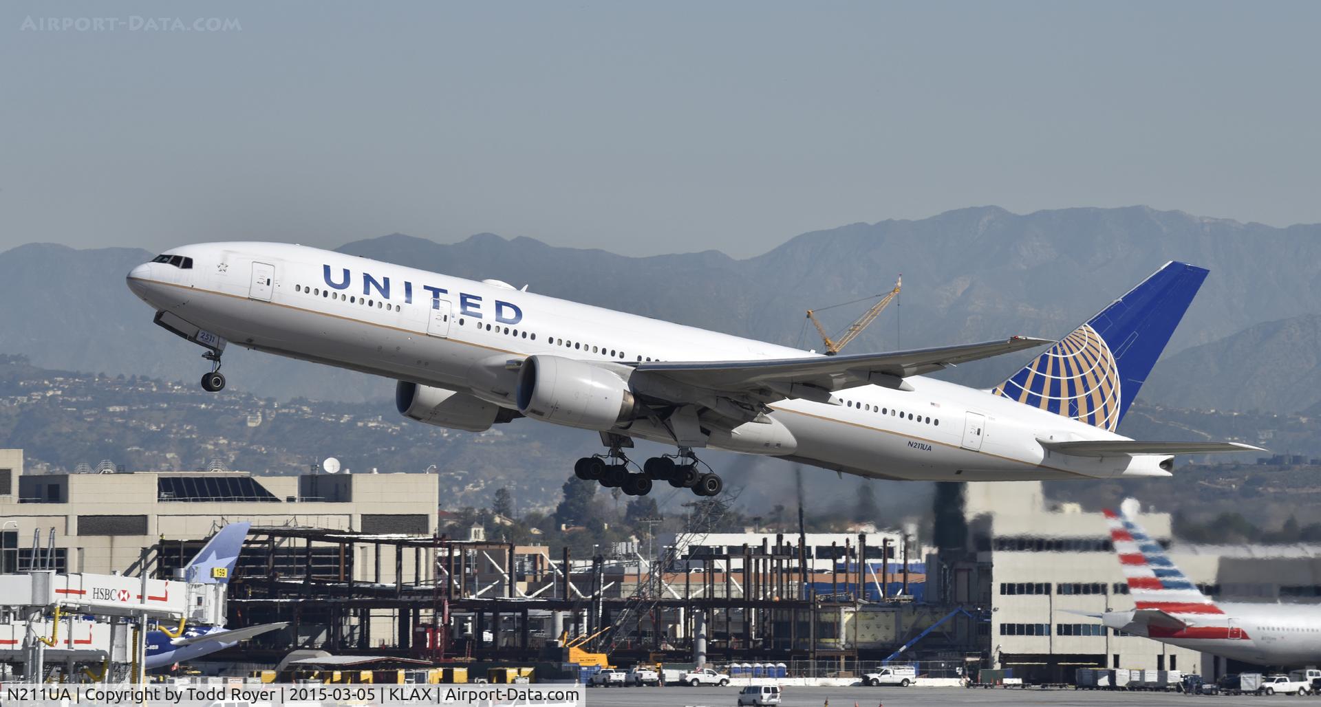 N211UA, 2000 Boeing 777-222 C/N 30217, Departing LAX on 25R