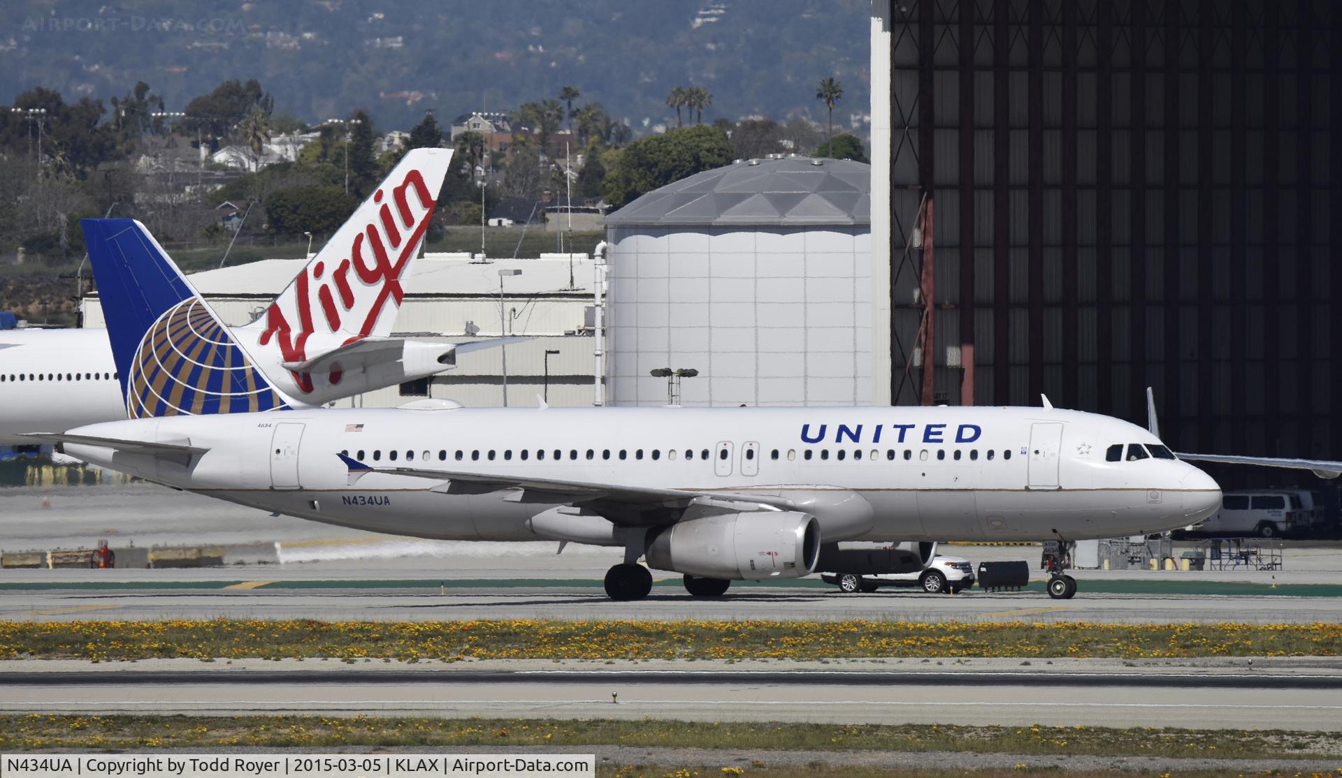 N434UA, 1996 Airbus A320-232 C/N 592, Taxiing to gate at LAX