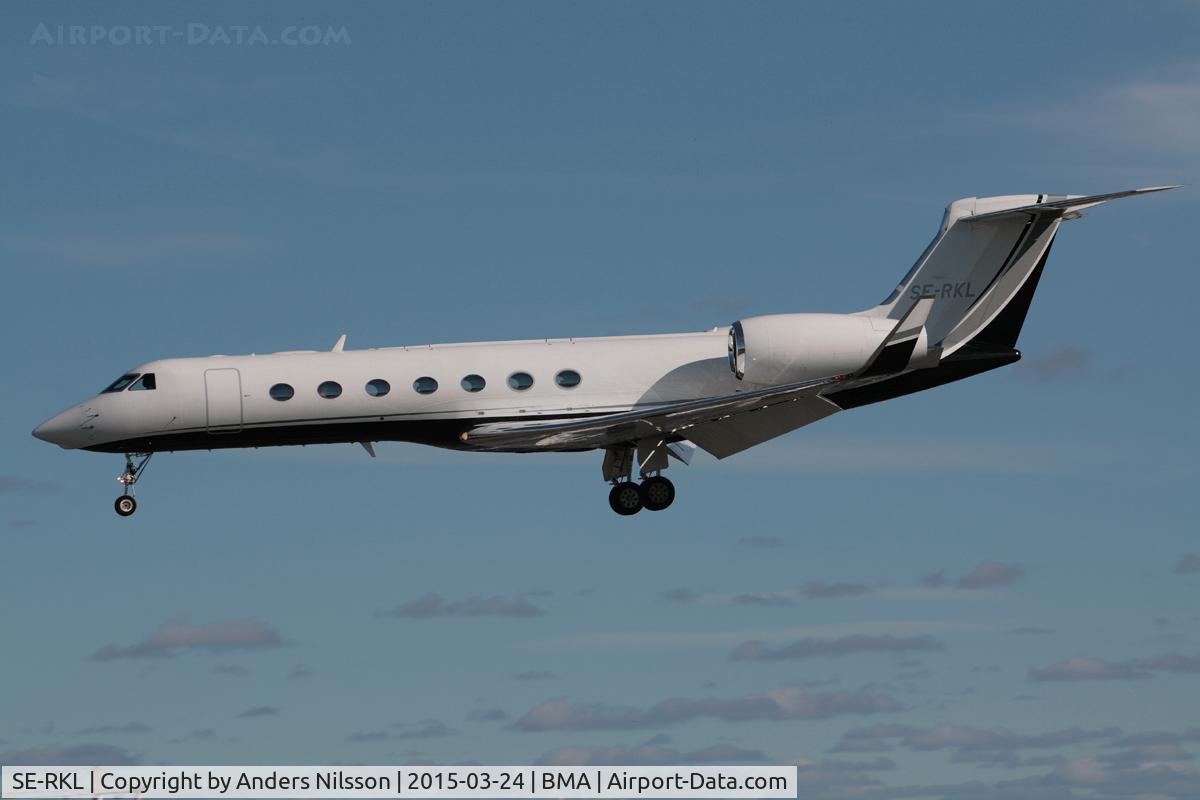 SE-RKL, 2009 Gulfstream Aerospace GV-SP (G550) C/N 5260, On short final runway 30. Picking up people for a flight to Montreal.