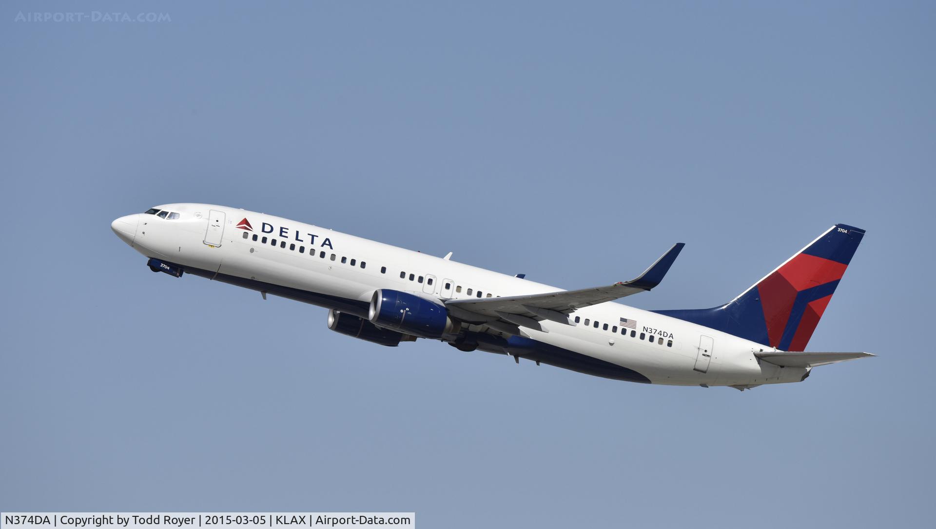 N374DA, 1998 Boeing 737-832 C/N 29622, Departing LAX on 25R