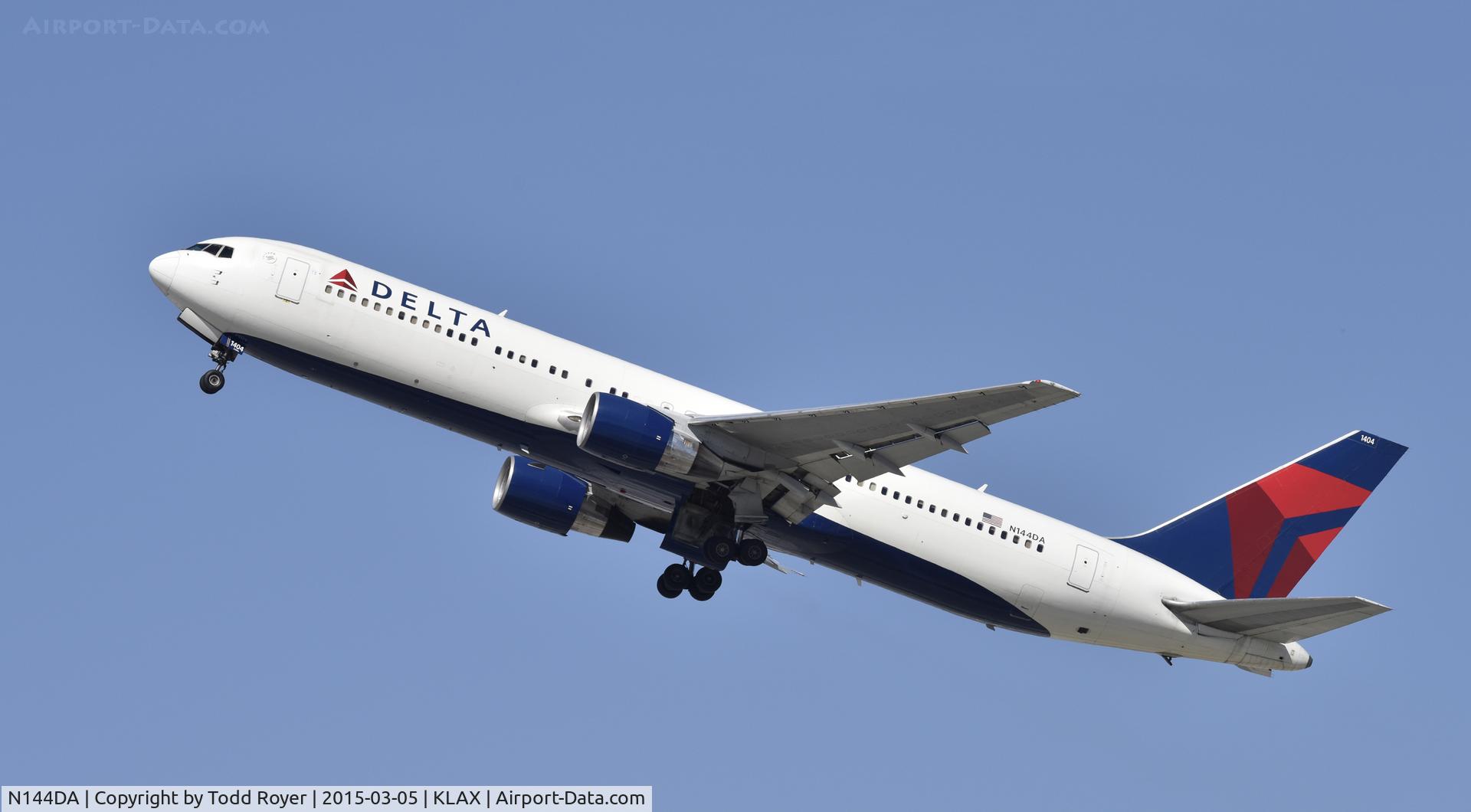 N144DA, 1999 Boeing 767-332 C/N 27584, Departing LAX on 25R