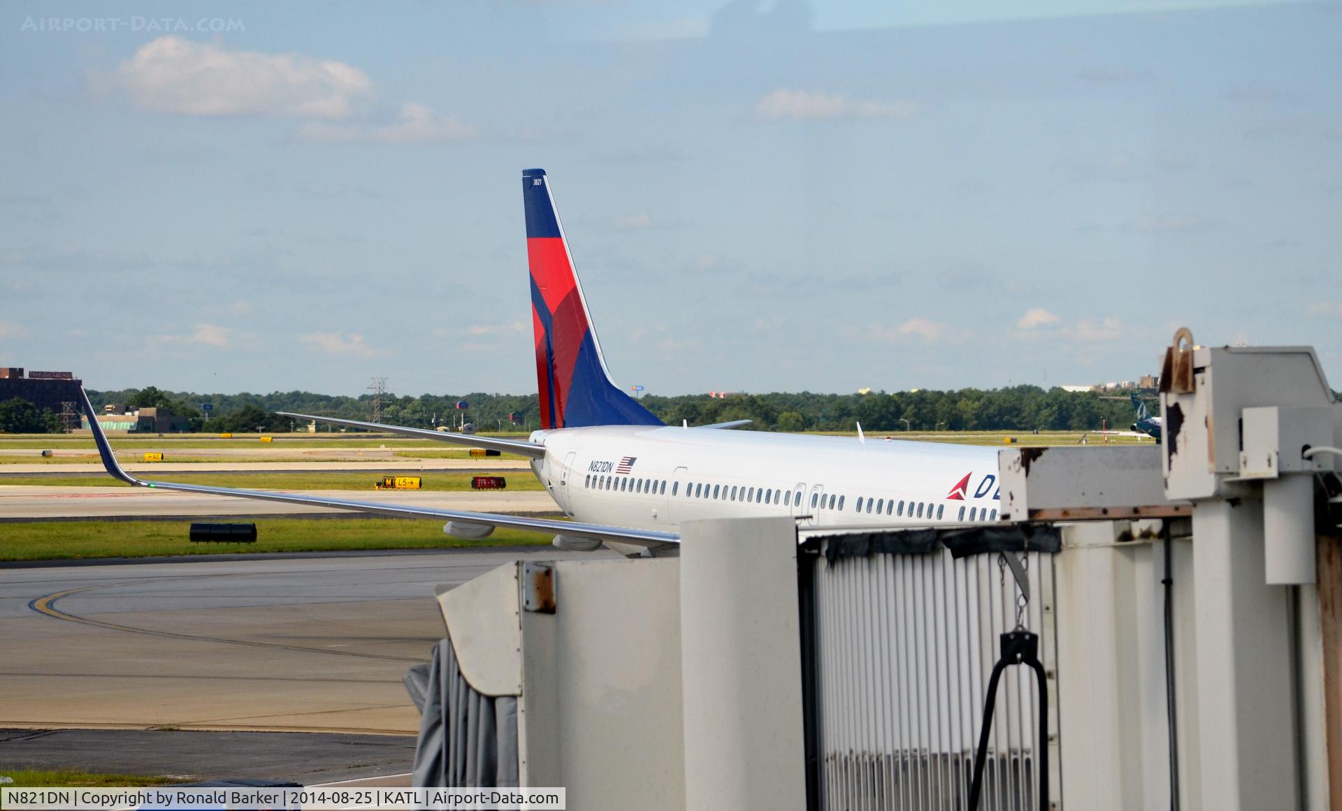 N821DN, 2014 Boeing 737-932/ER C/N 31932, Taxi Atlanta