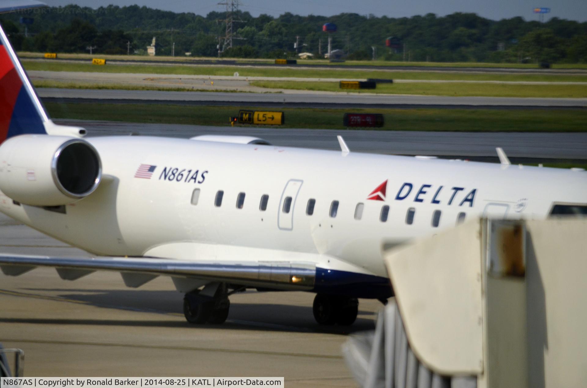 N867AS, 2000 Bombardier CRJ-200ER (CL-600-2B19) C/N 7463, taxi Atlanta