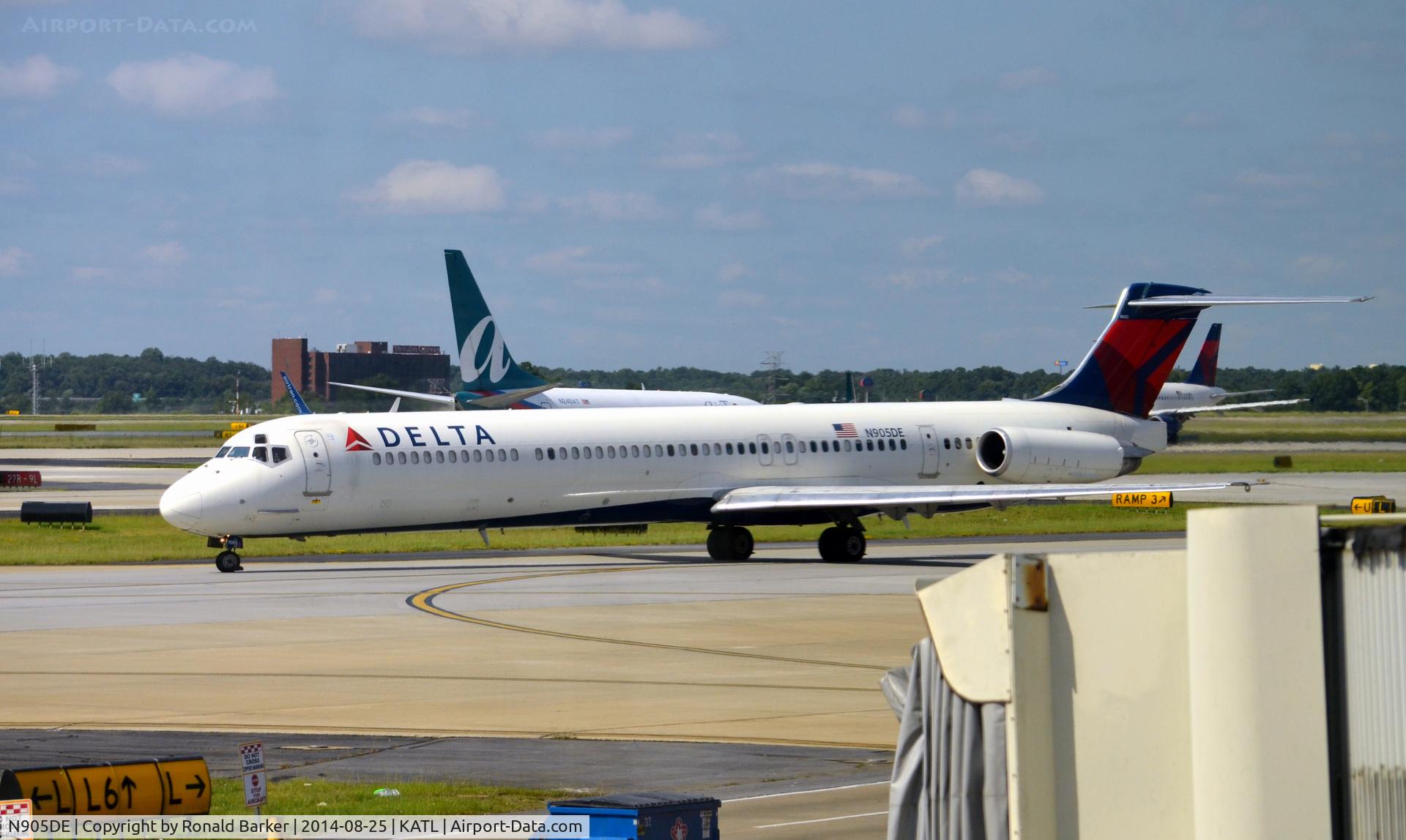 N905DE, 1992 McDonnell Douglas MD-88 C/N 53410, Taxi Atlanta