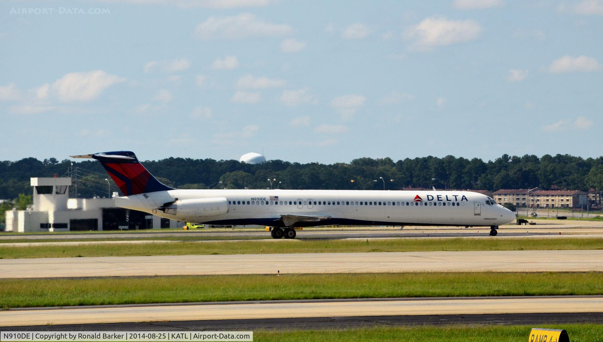N910DE, 1992 McDonnell Douglas MD-88 C/N 53419, Taxi Atlanta