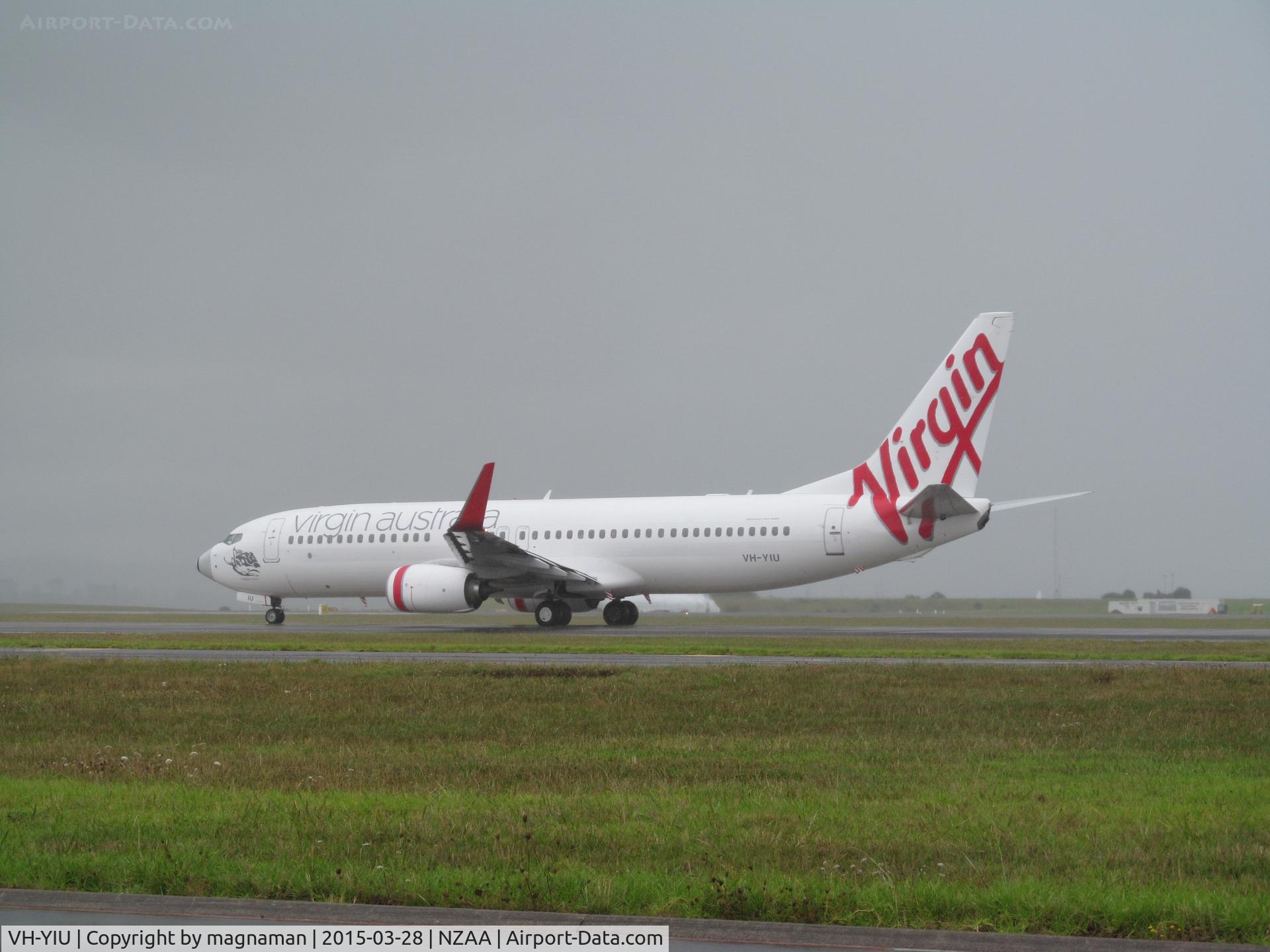 VH-YIU, 2013 Boeing 737-8FE C/N 40699, Taxying down for departure
