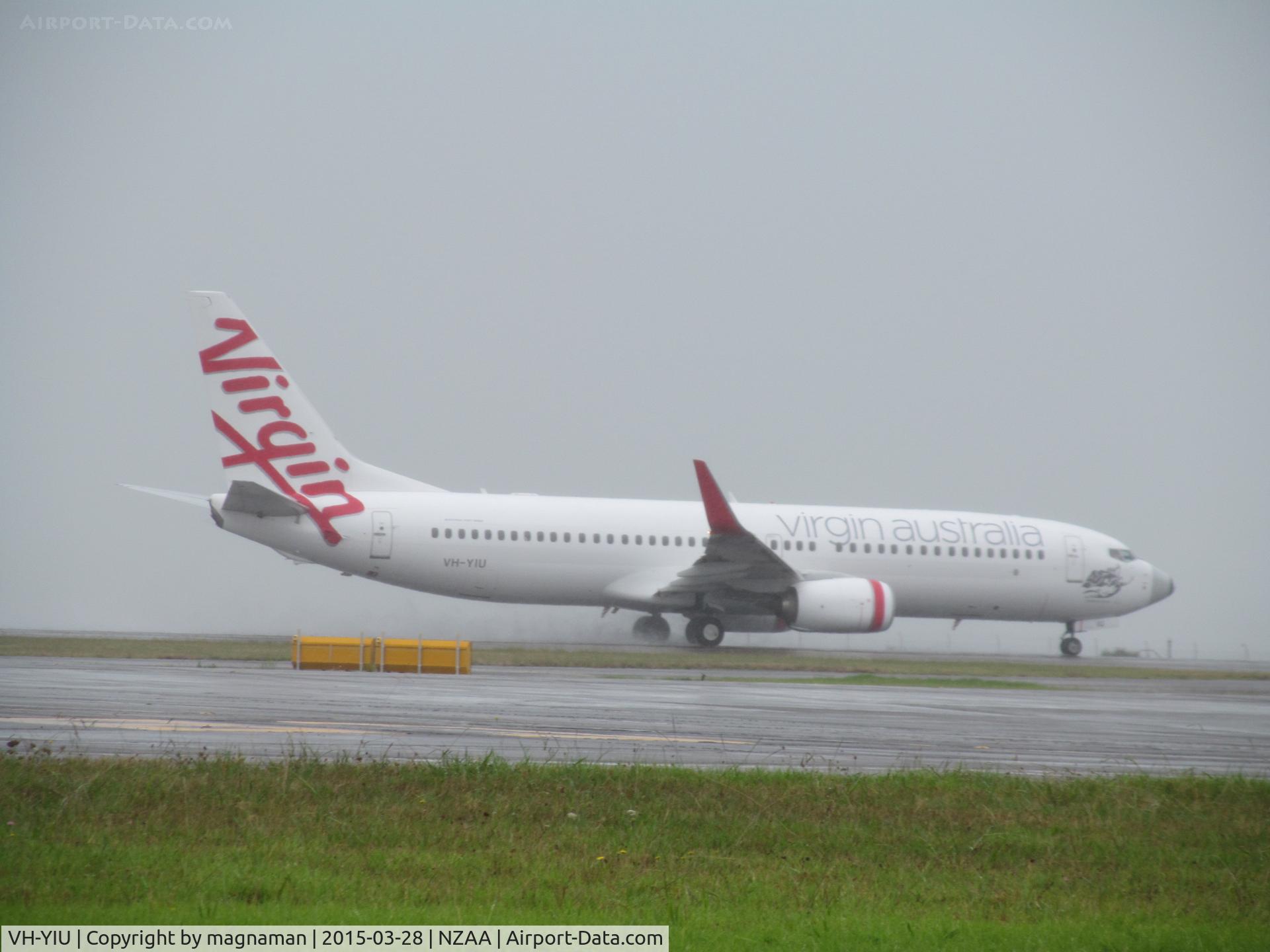VH-YIU, 2013 Boeing 737-8FE C/N 40699, Taking off on very wet runway