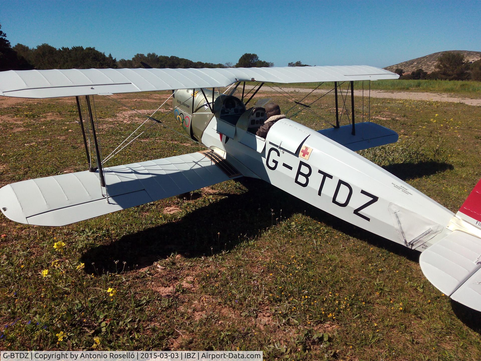 G-BTDZ, 1957 CASA 1-131E Jungmann C/N 2104, aeromodelo escala 1/3 de la Bucker jungmann G-BTDZ