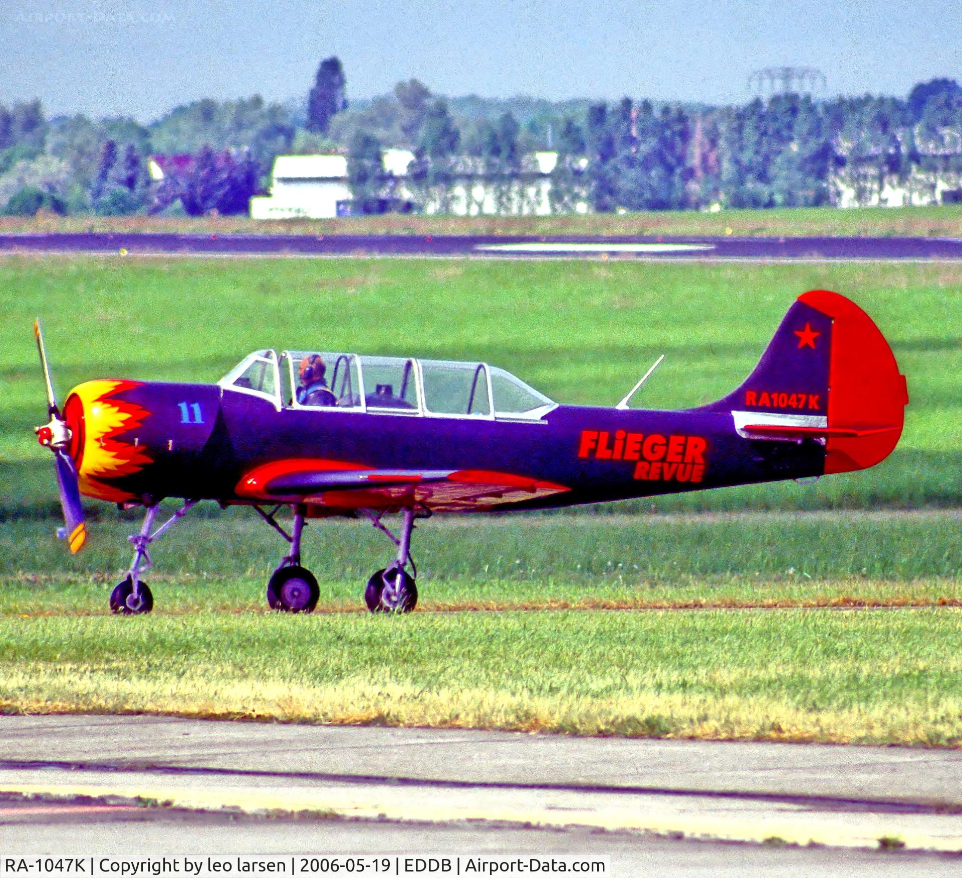 RA-1047K, Bacau Yak-52 C/N 811212, Berlin Air Show 19.5.06