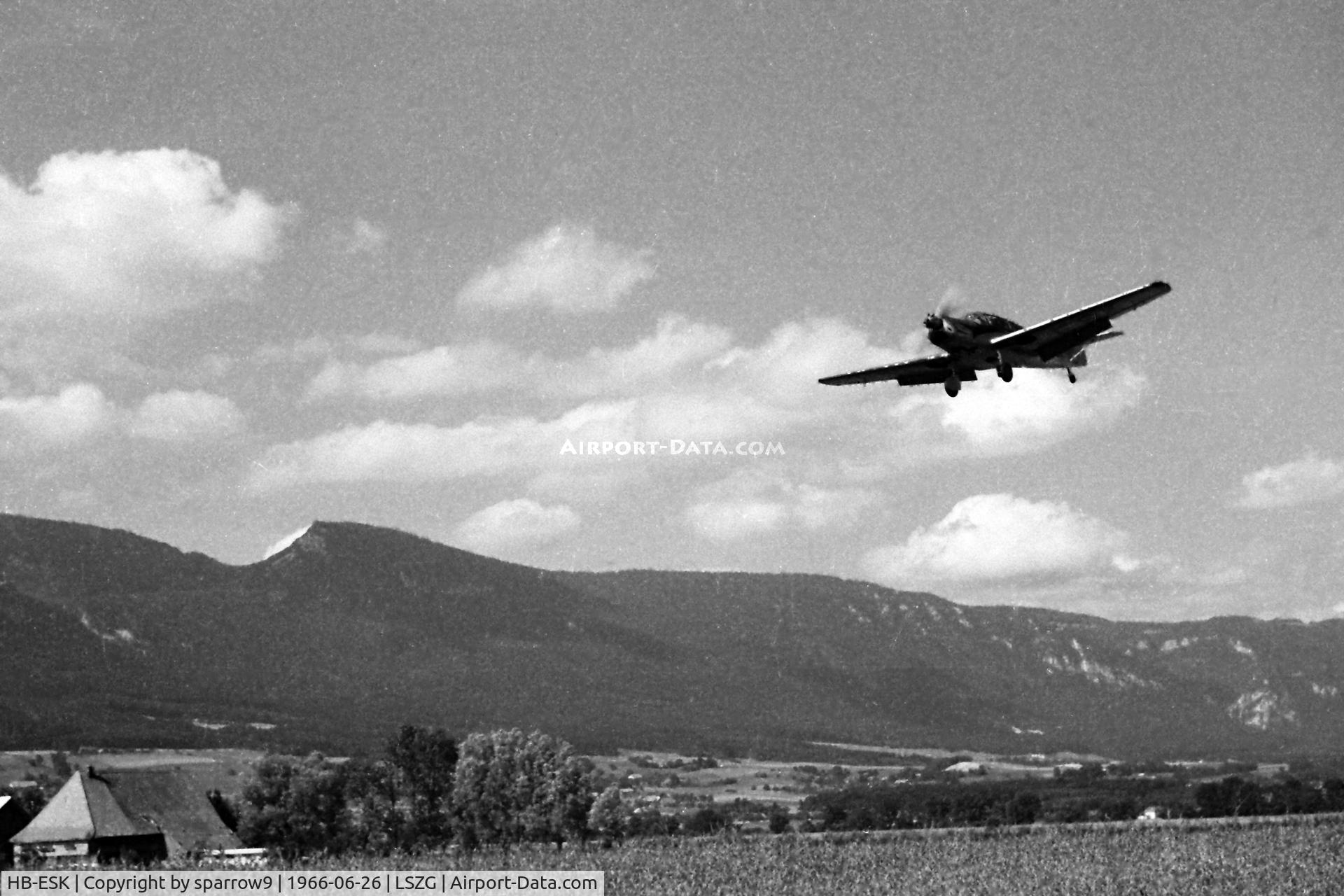 HB-ESK, 1942 Messerschmitt Bf-108D-1 Taifun C/N 3059, on final rway 25 LSZG