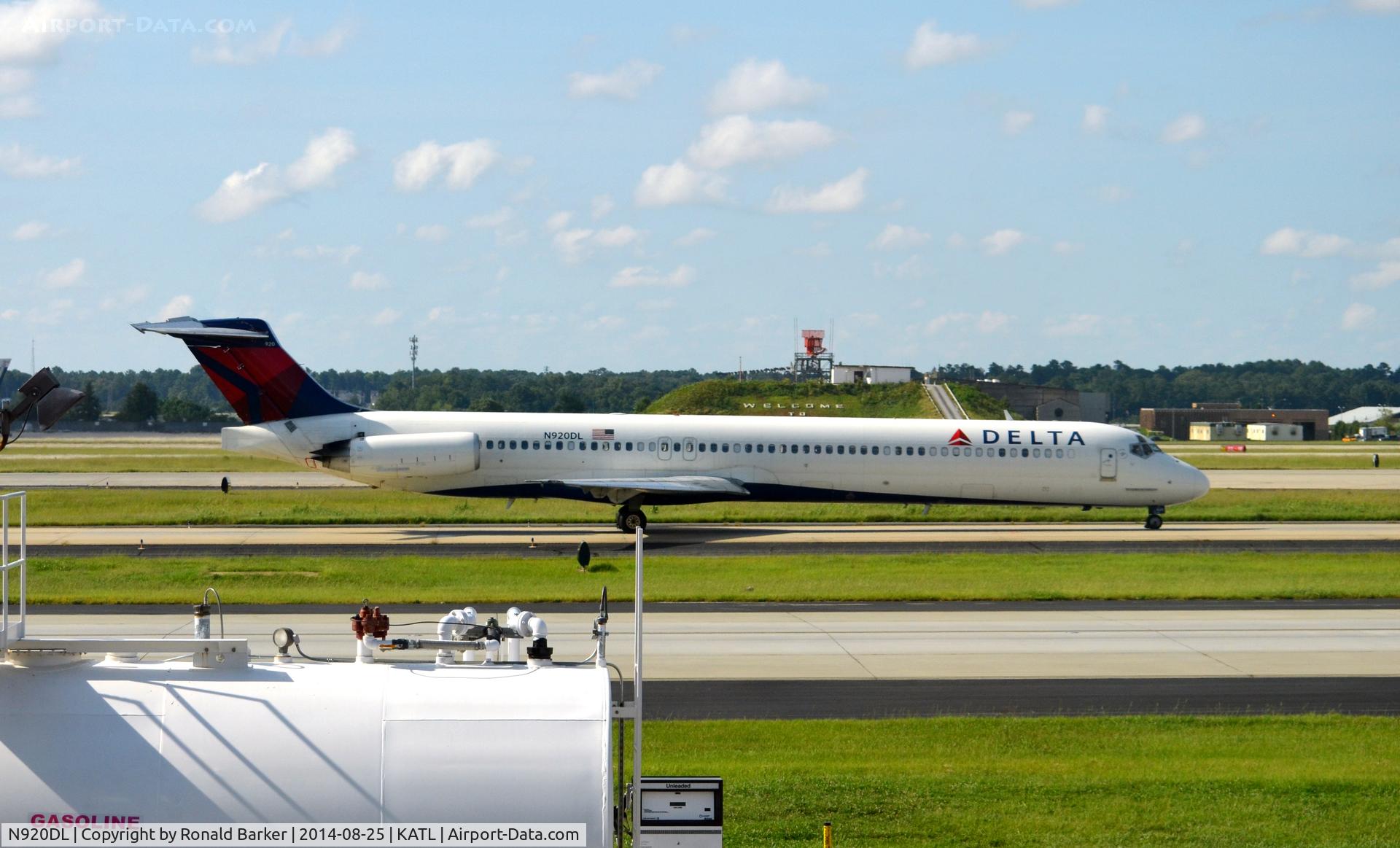 N920DL, 1988 McDonnell Douglas MD-88 C/N 49644, Taxi Atlanta