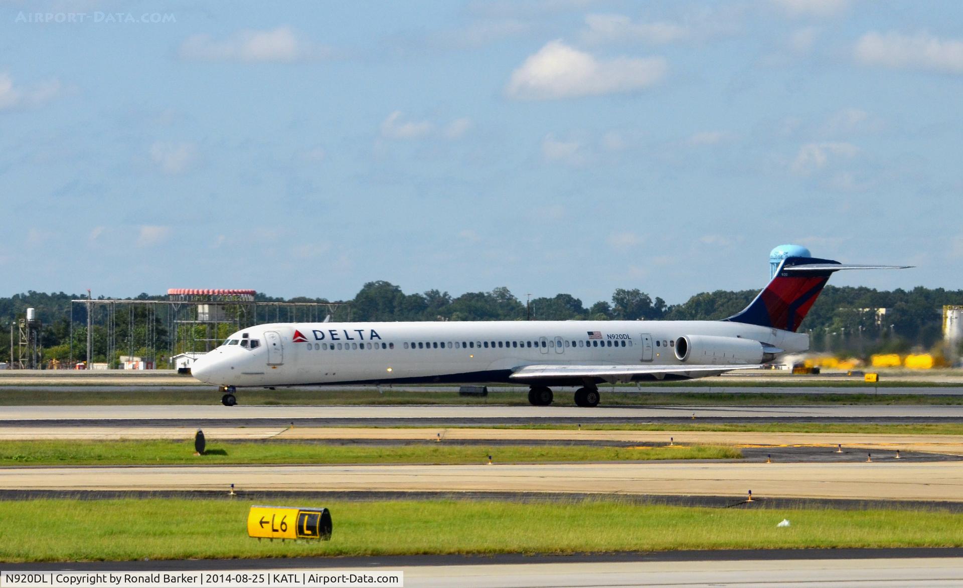 N920DL, 1988 McDonnell Douglas MD-88 C/N 49644, Takeoff roll Atlanta