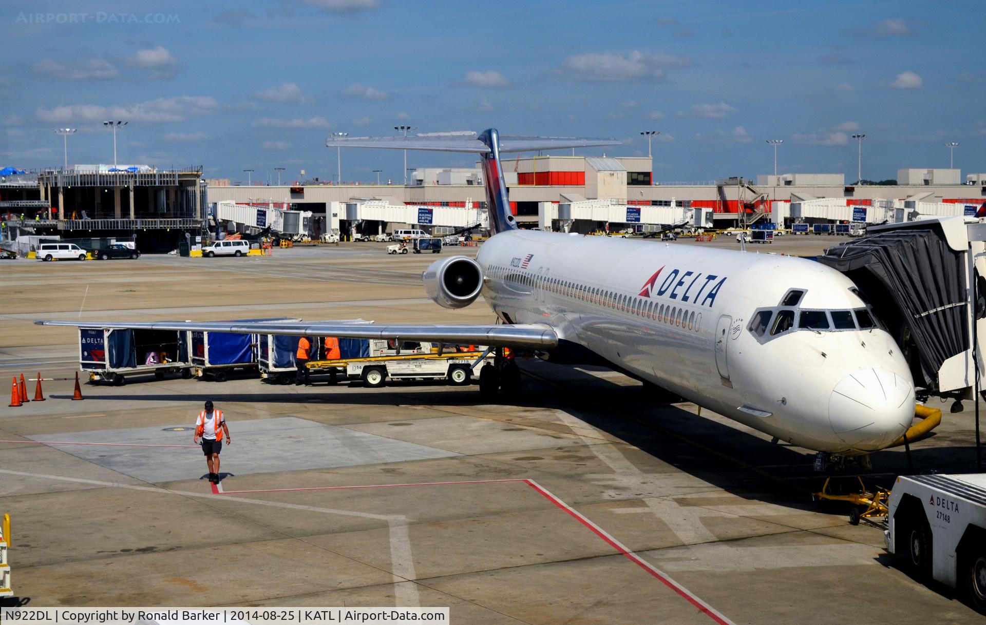 N922DL, 1988 McDonnell Douglas MD-88 C/N 49646, At the gate Atlanta