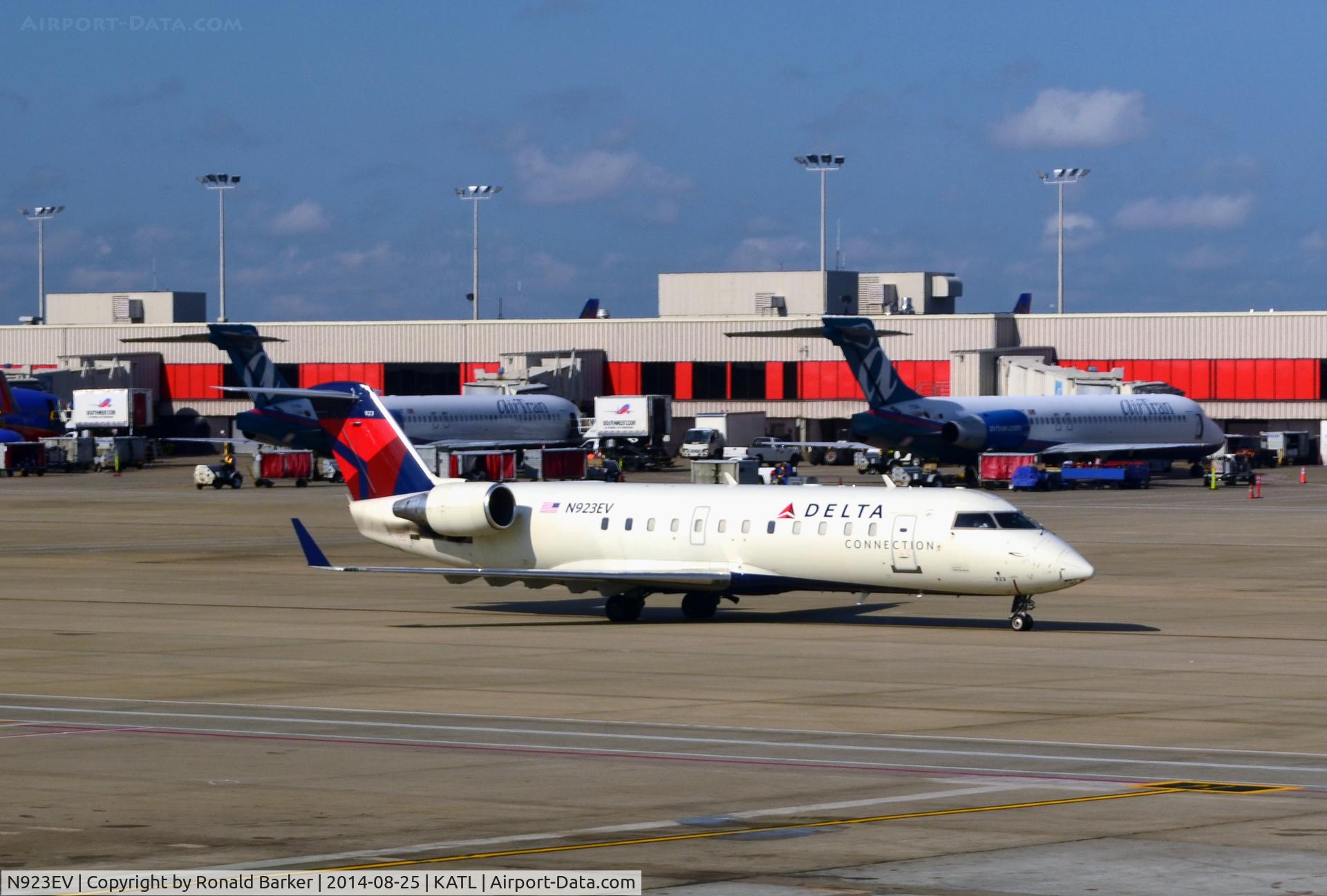 N923EV, 2003 Bombardier CRJ-200ER (CL-600-2B19) C/N 7826, Taxi Atlanta