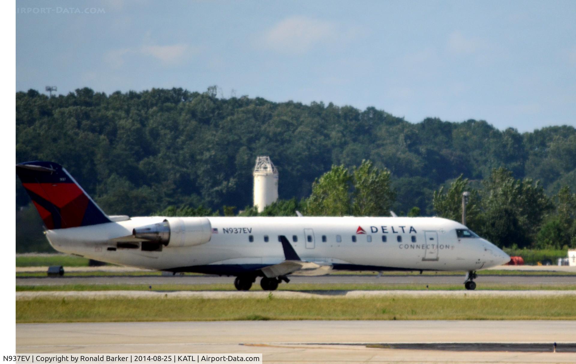 N937EV, 2005 Bombardier CRJ-200ER (CL-600-2B19) C/N 8042, Taxi Atlanta