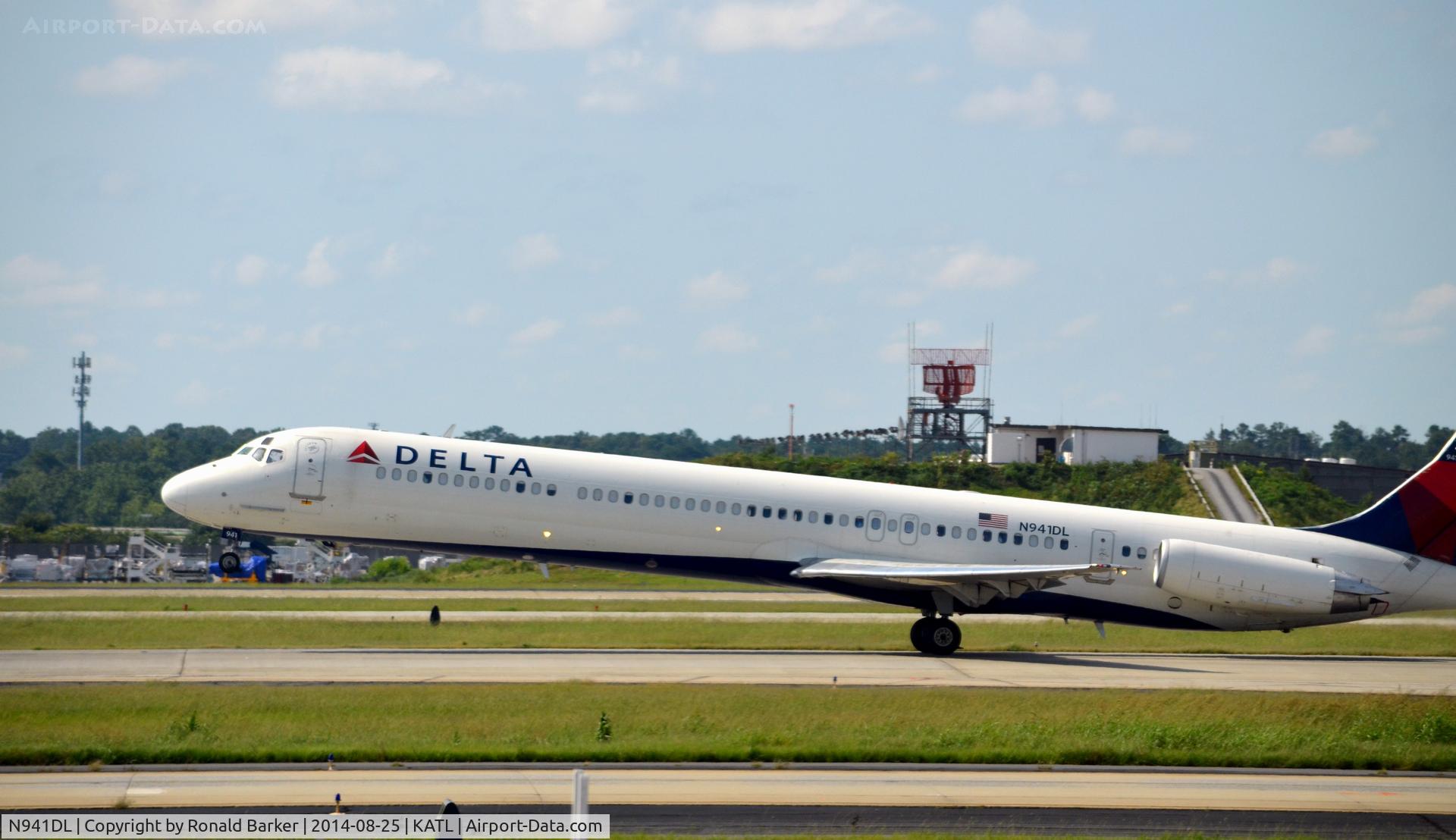 N941DL, 1989 McDonnell Douglas MD-88 C/N 49814, Nose wheel liftoff Atlanta