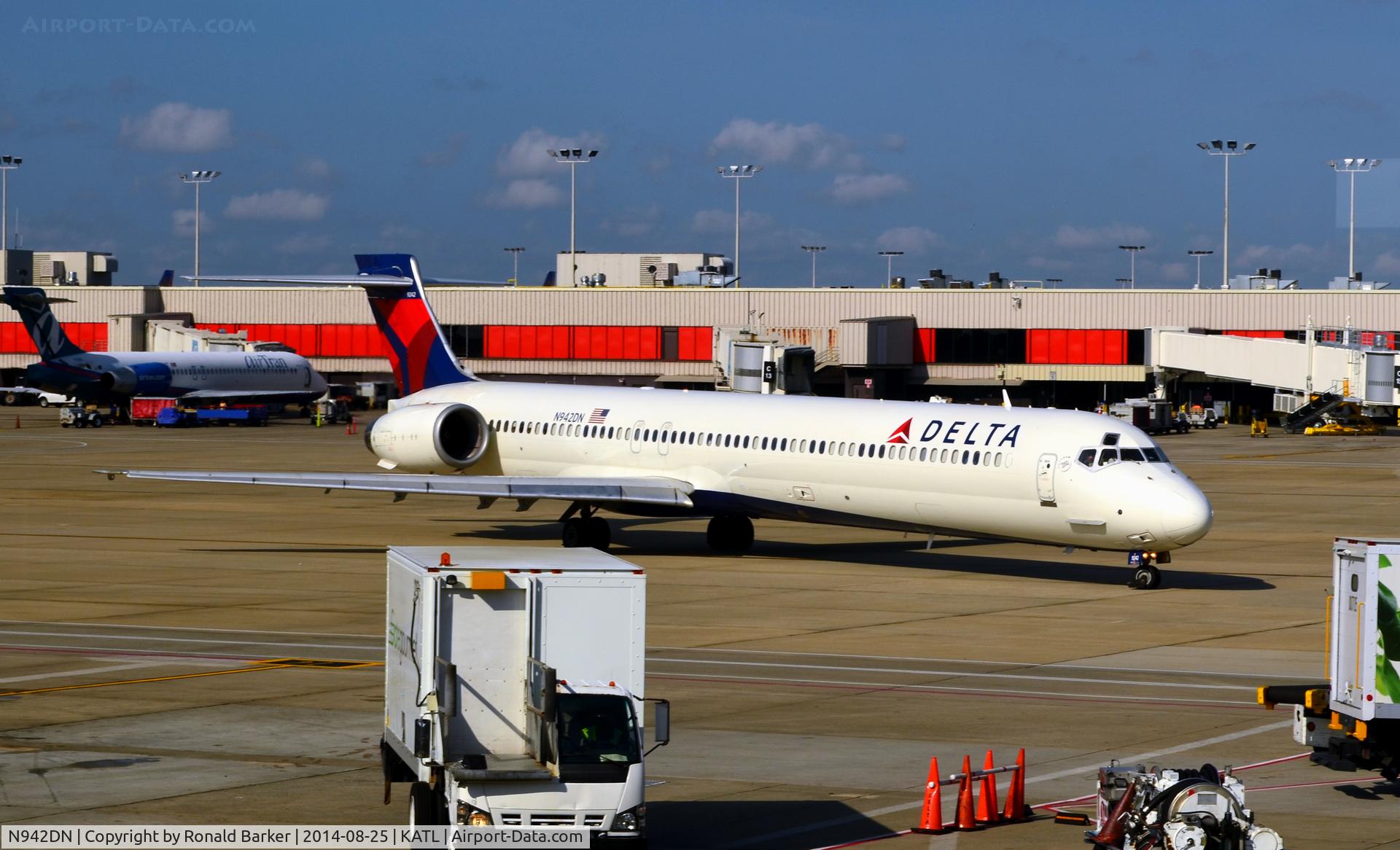 N942DN, 1997 McDonnell Douglas MD-90-30 C/N 53556, Pushback Atlanta