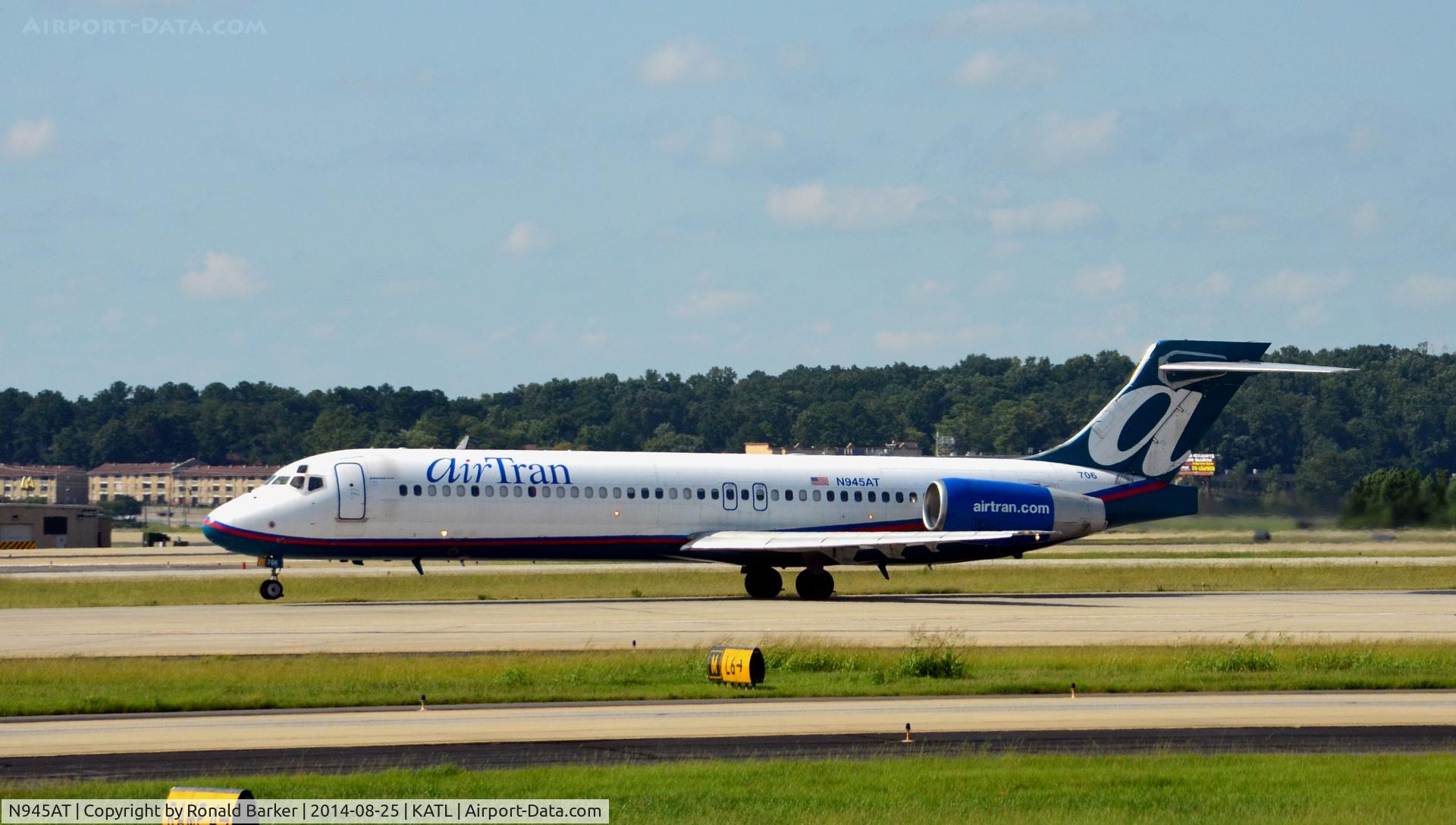 N945AT, 1999 Boeing 717-200 C/N 55008, Nose wheel lift off Atlanta