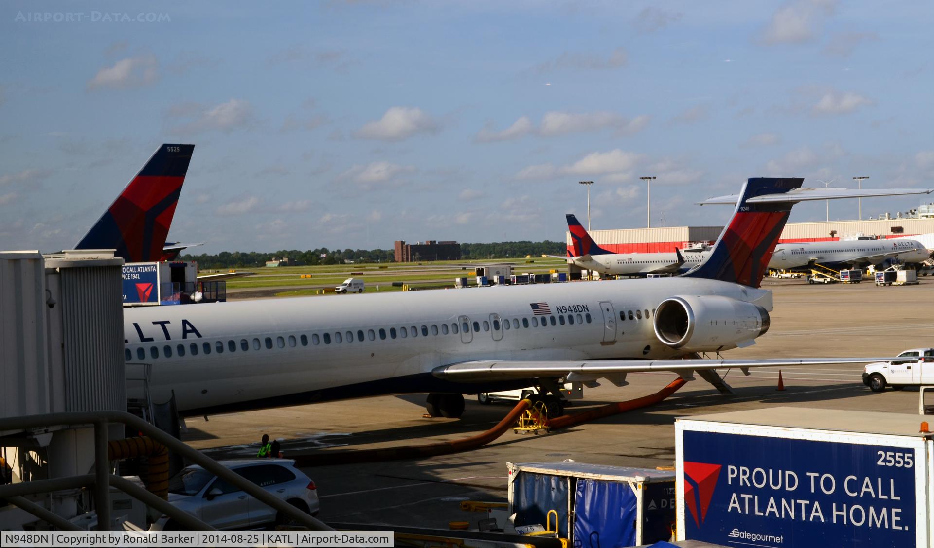 N948DN, 1996 McDonnell Douglas MD-90-30 C/N 53357, At the gate Atlanta