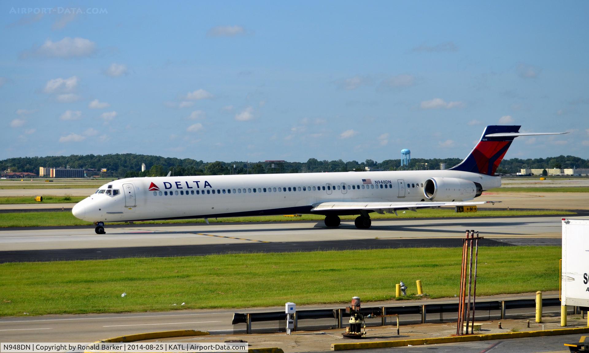N948DN, 1996 McDonnell Douglas MD-90-30 C/N 53357, Taxi Atlanta