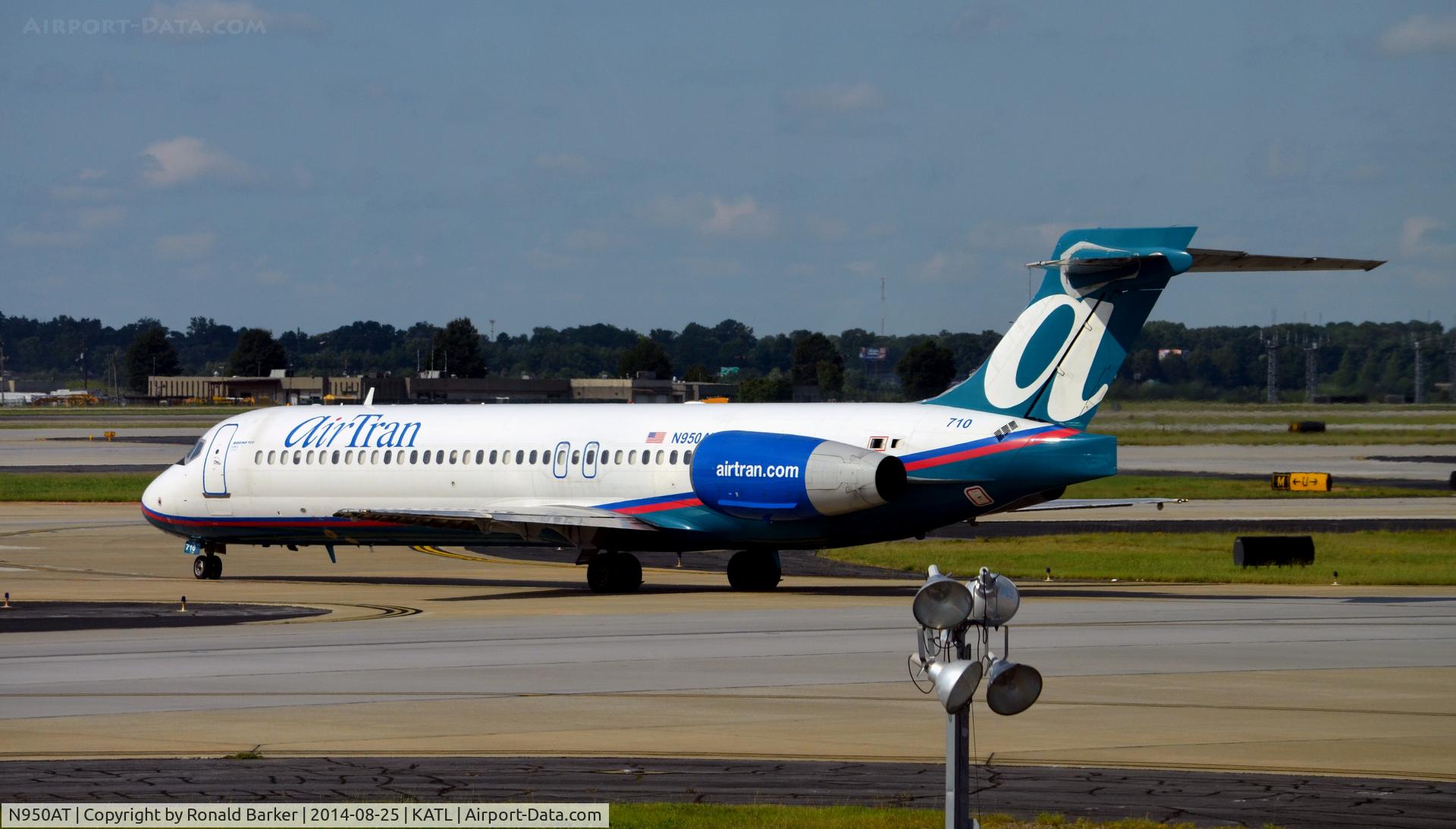 N950AT, 2000 Boeing 717-200 C/N 55012, Taxi to takeoff Atlanta