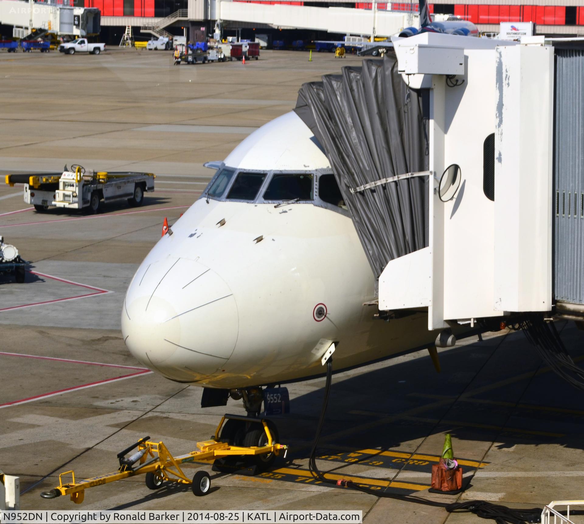 N952DN, 1998 McDonnell Douglas MD-90-30 C/N 53560, At the gate Atlanta
