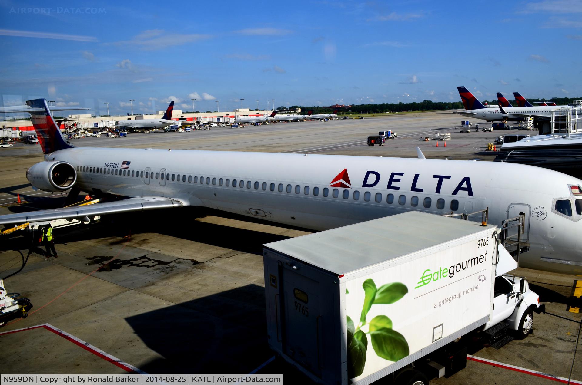 N959DN, McDonnell Douglas MD-90-30 C/N 53529, At the gate Atlanta