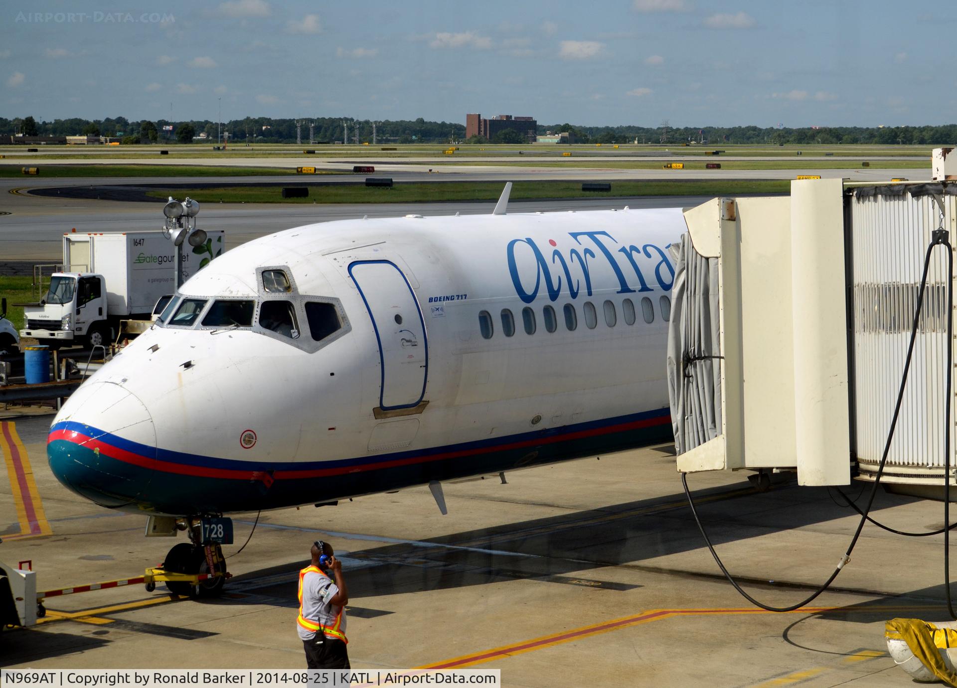 N969AT, 2001 Boeing 717-200 C/N 55030, At the gate Atlanta