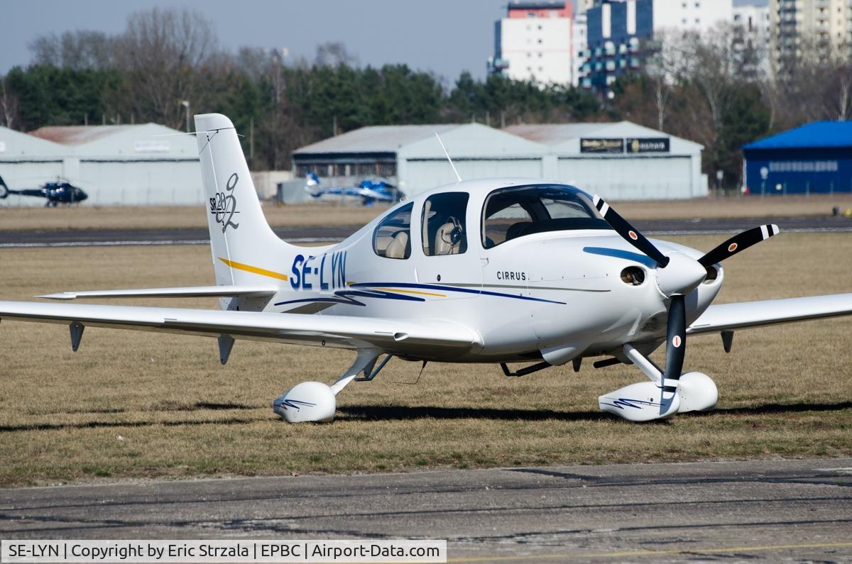 SE-LYN, Cirrus SR20 G2 C/N 1523, Standing on the apron.