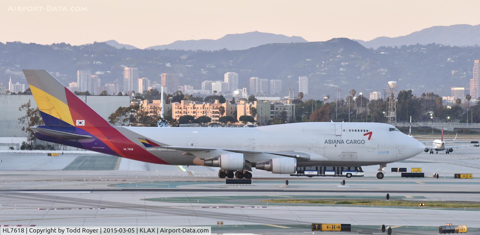 HL7618, 1992 Boeing 747-446 C/N 26343, Taxiing to gate at LAX
