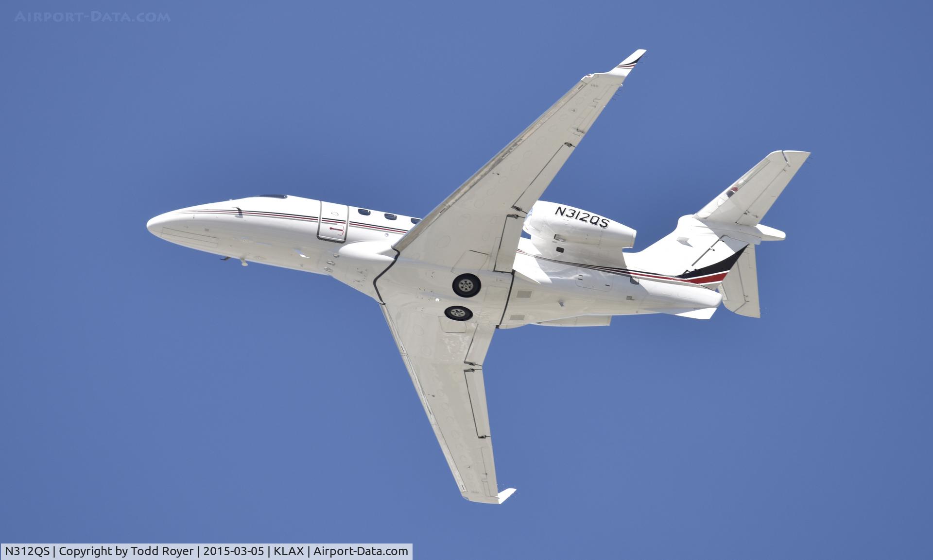 N312QS, 2013 Embraer EMB-505 Phenom 300 C/N 50500153, Departing LAX on 25R