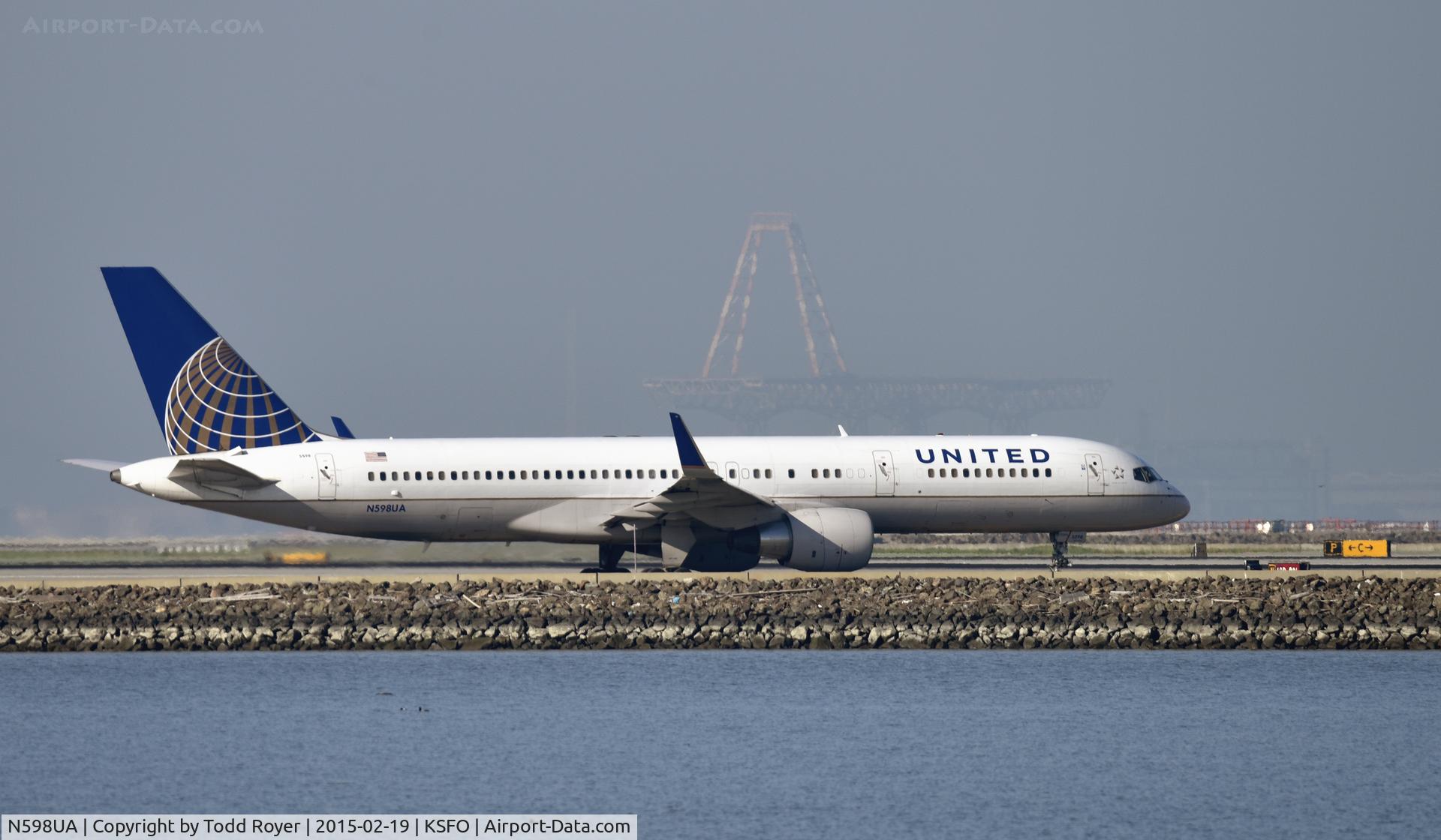 N598UA, 1999 Boeing 757-222 C/N 28751, Taxiing for departure at SFO