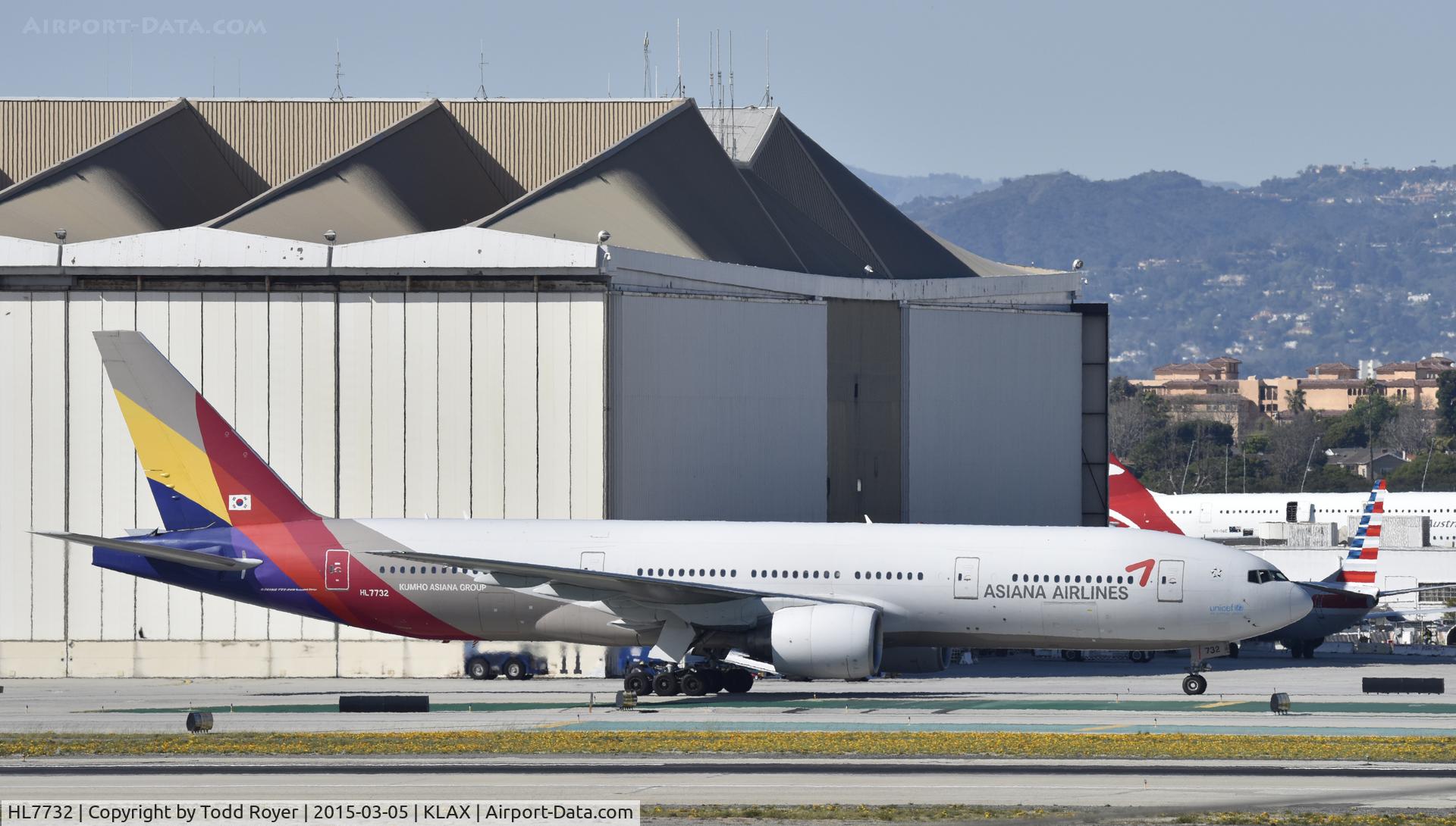 HL7732, 2004 Boeing 777-28E/ER C/N 29174, Taxiing to gate at LAX