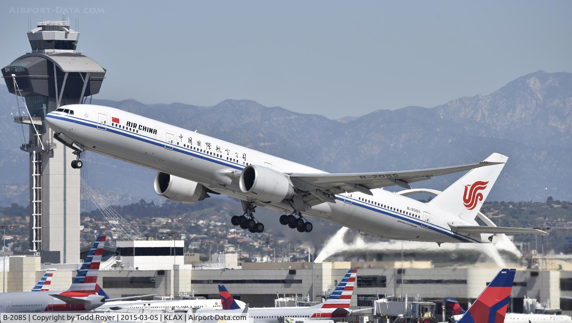 B-2085, 2011 Boeing 777-39L/ER C/N 38666, Departing LAX on 25R