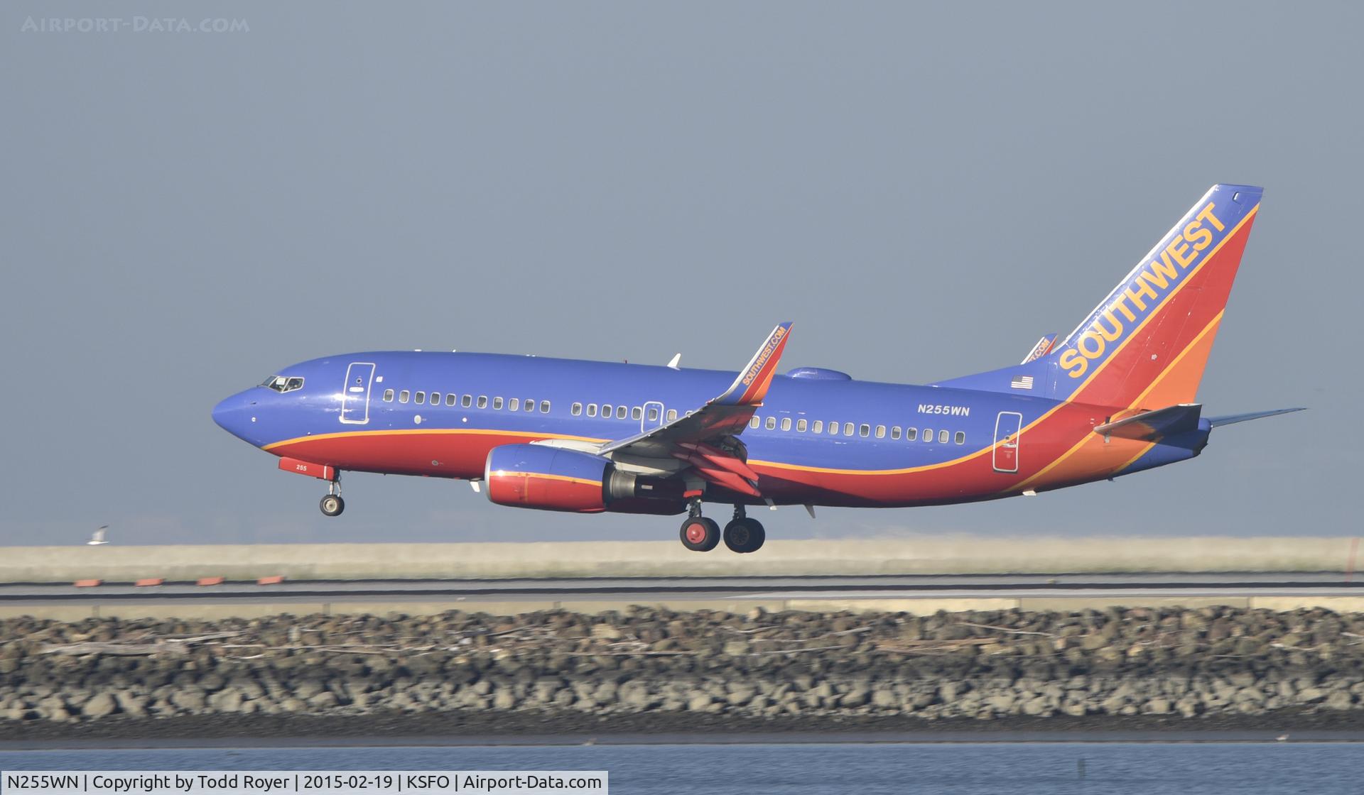 N255WN, 2006 Boeing 737-7H4 C/N 32513, Landing at SFO