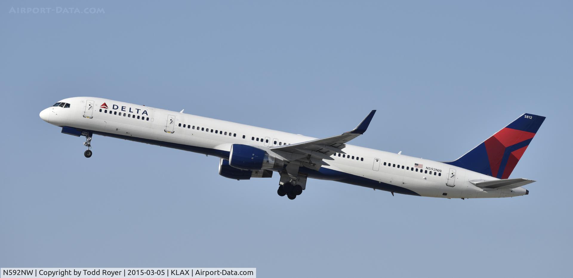 N592NW, 2003 Boeing 757-351 C/N 32992, Departing LAX on 25R