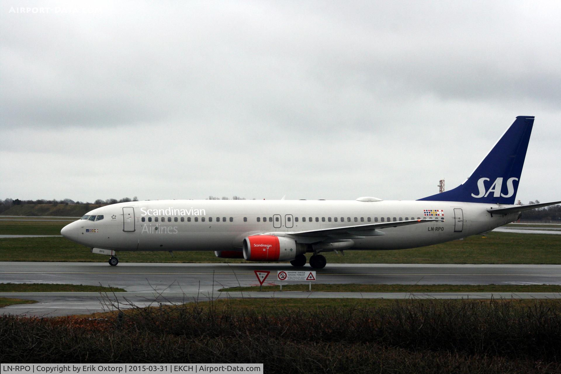LN-RPO, 2000 Boeing 737-883 C/N 30467, LN-RPO arrived rw 04L
