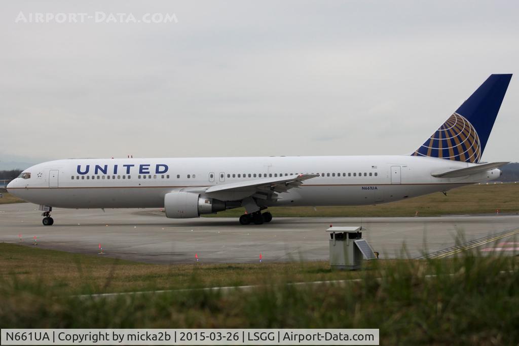 N661UA, 1993 Boeing 767-322 C/N 27158, Taxiing