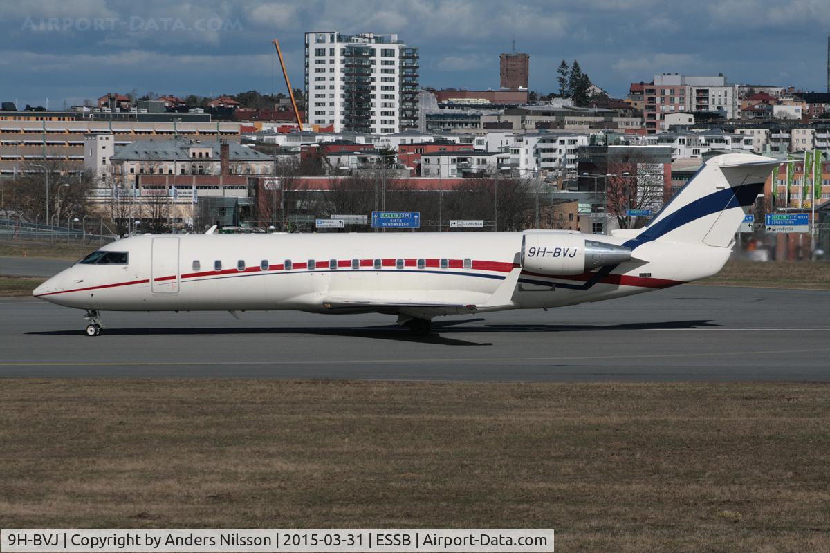 9H-BVJ, 2007 Bombardier Challenger 850 (CL-600-2B19) C/N 8071, Lining up runway 30.