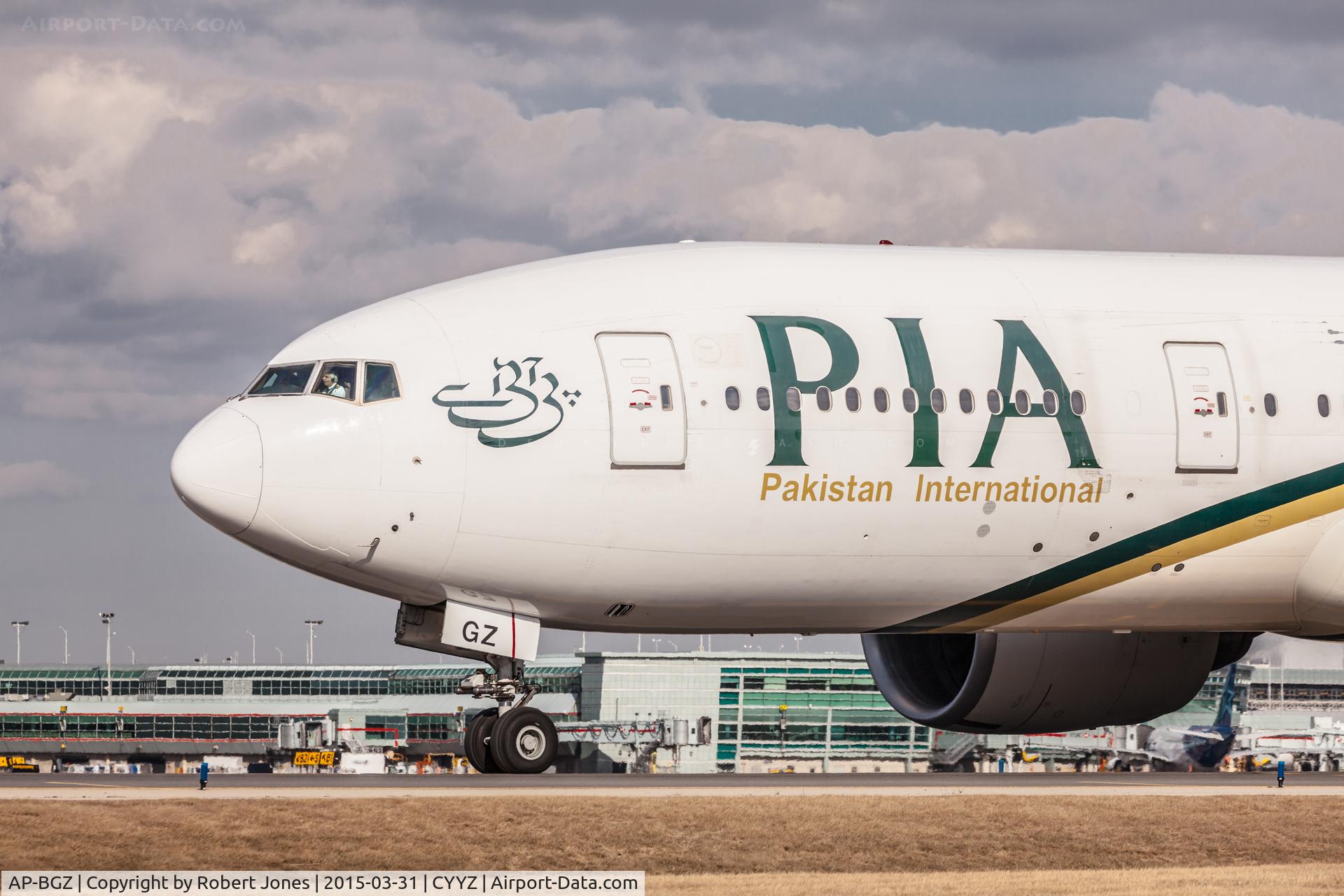 AP-BGZ, 2005 Boeing 777-240/LR C/N 33782, Taxiing for runway 05 departure at Toronto Pearson