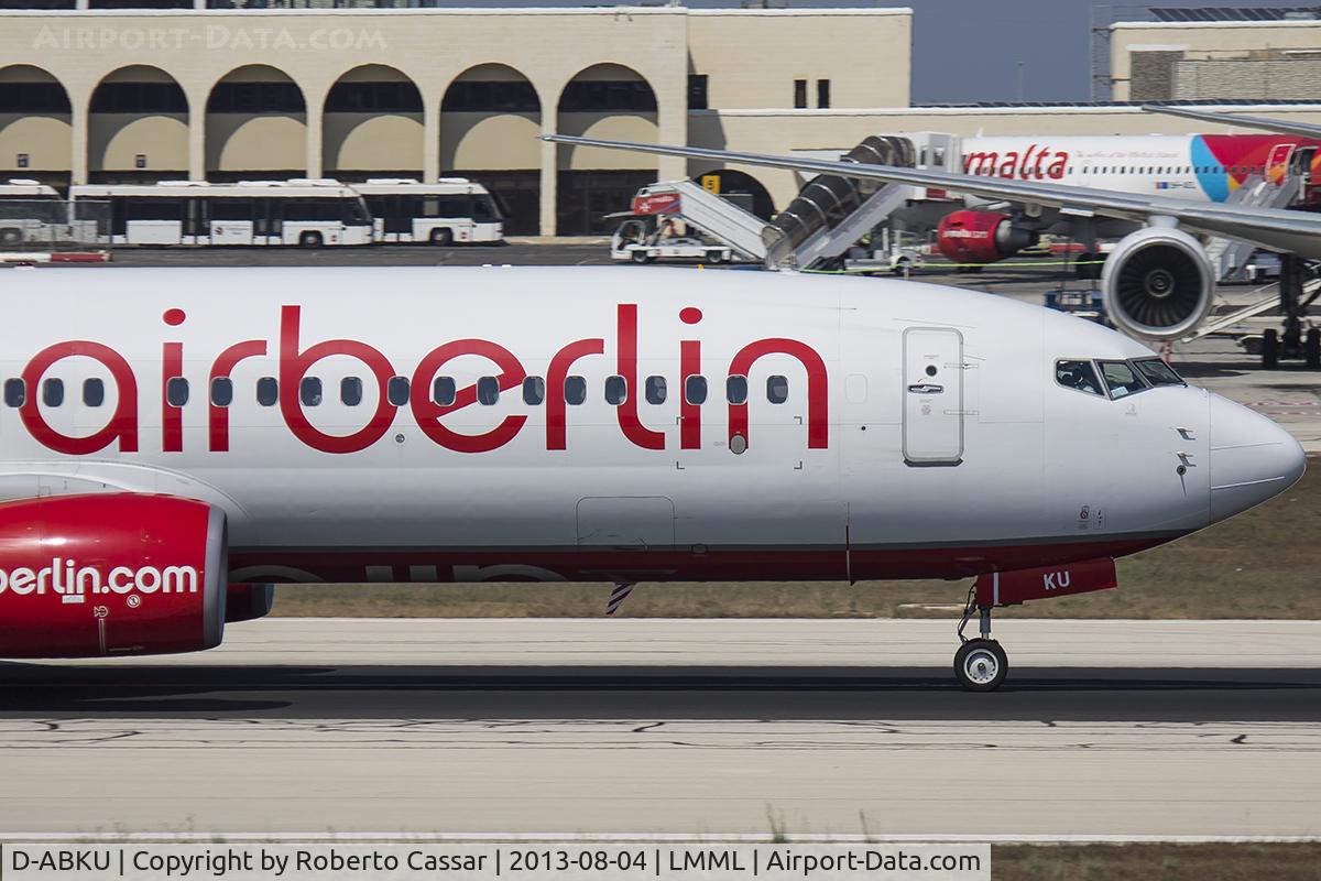 D-ABKU, 2011 Boeing 737-86J C/N 37744, Runway 13