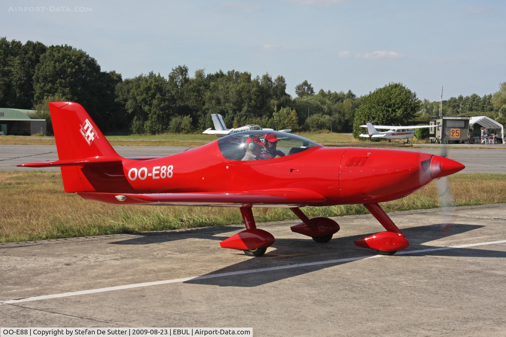 OO-E88, 2005 Capco Impulse C/N 038, Parked @ Vliegclub Ursel.
