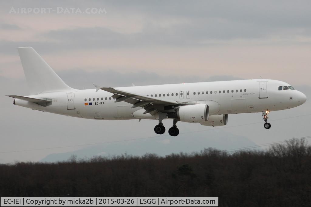 EC-IEI, 2001 Airbus A320-214 C/N 1694, Landing
