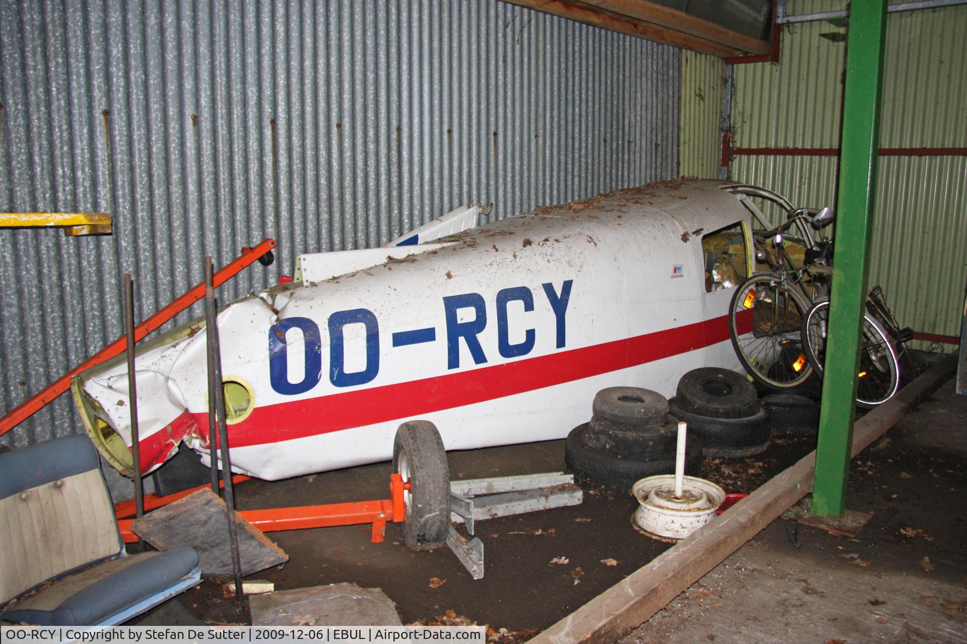 OO-RCY, 1989 Piper PA-28-161 Cadet C/N 2841166, Severely damaged during an emergency landing at Donk-Maldegem (B) on 28 March 1993. Wreckage stored and used as spare parts. First picture