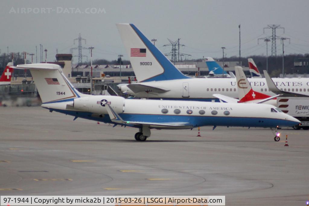 97-1944, 1997 Gulfstream Aerospace C-37A (Gulfstream V) C/N 566, Taxiing