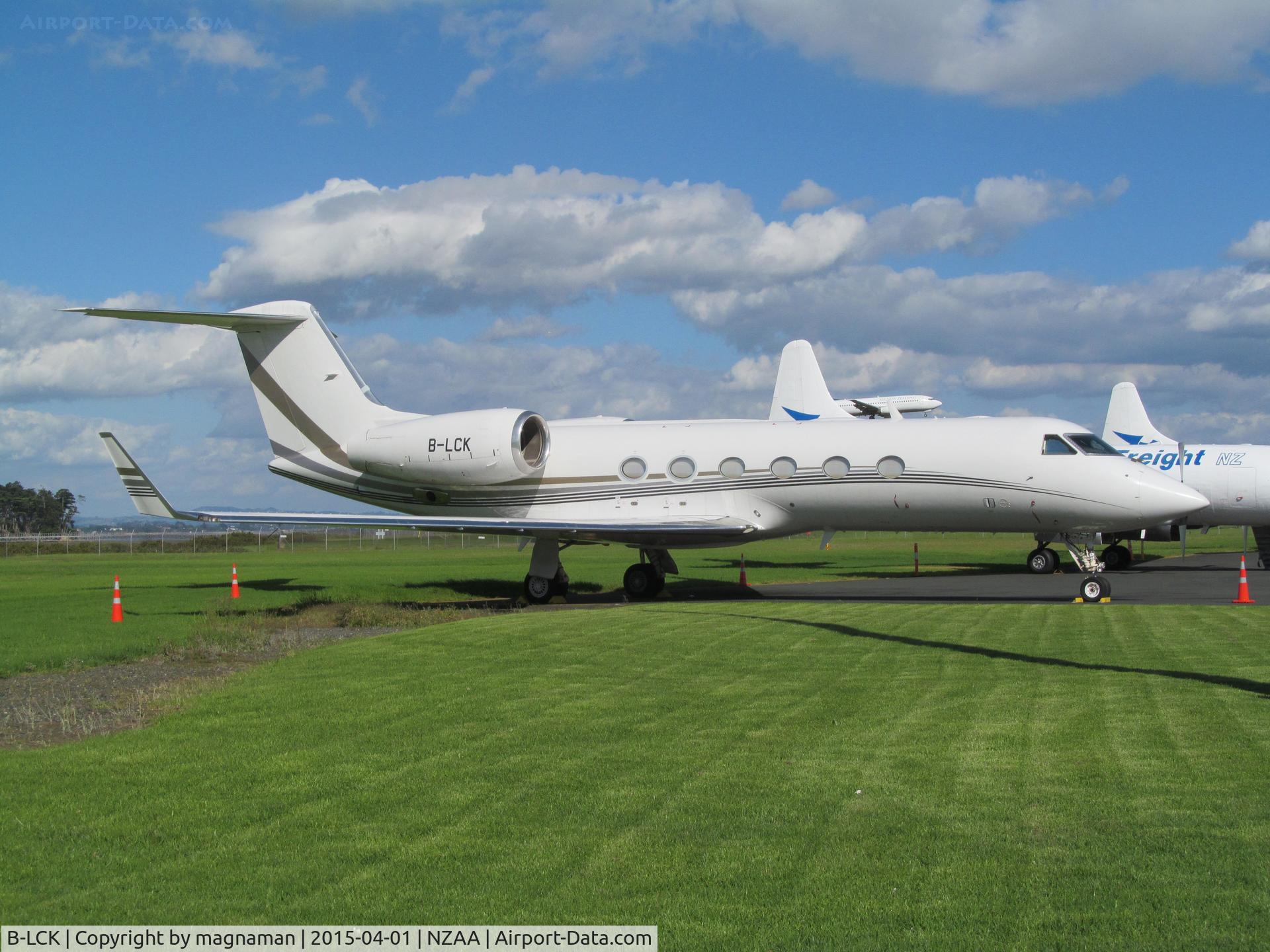 B-LCK, 2009 Gulfstream Aerospace GIV-X (G450) C/N 4182, photo without lamppost in the way for once!!