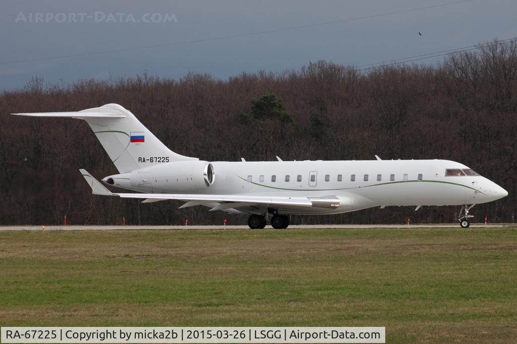 RA-67225, 2009 Bombardier BD-700-1A11 Global 5000 C/N 9376, Taxiing