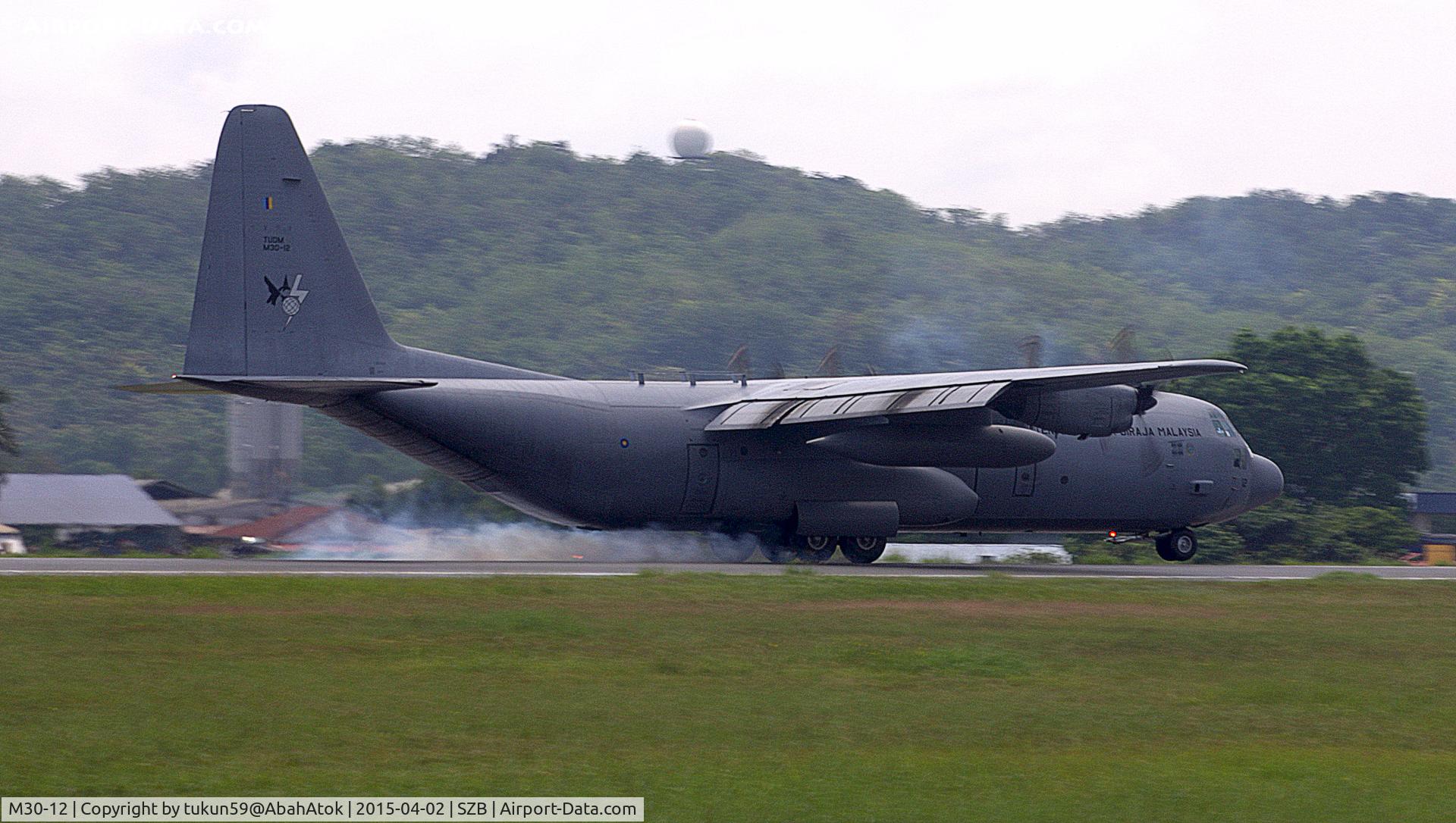 M30-12, Lockheed C-130H-30 Hercules C/N 382-5277, Early touch down